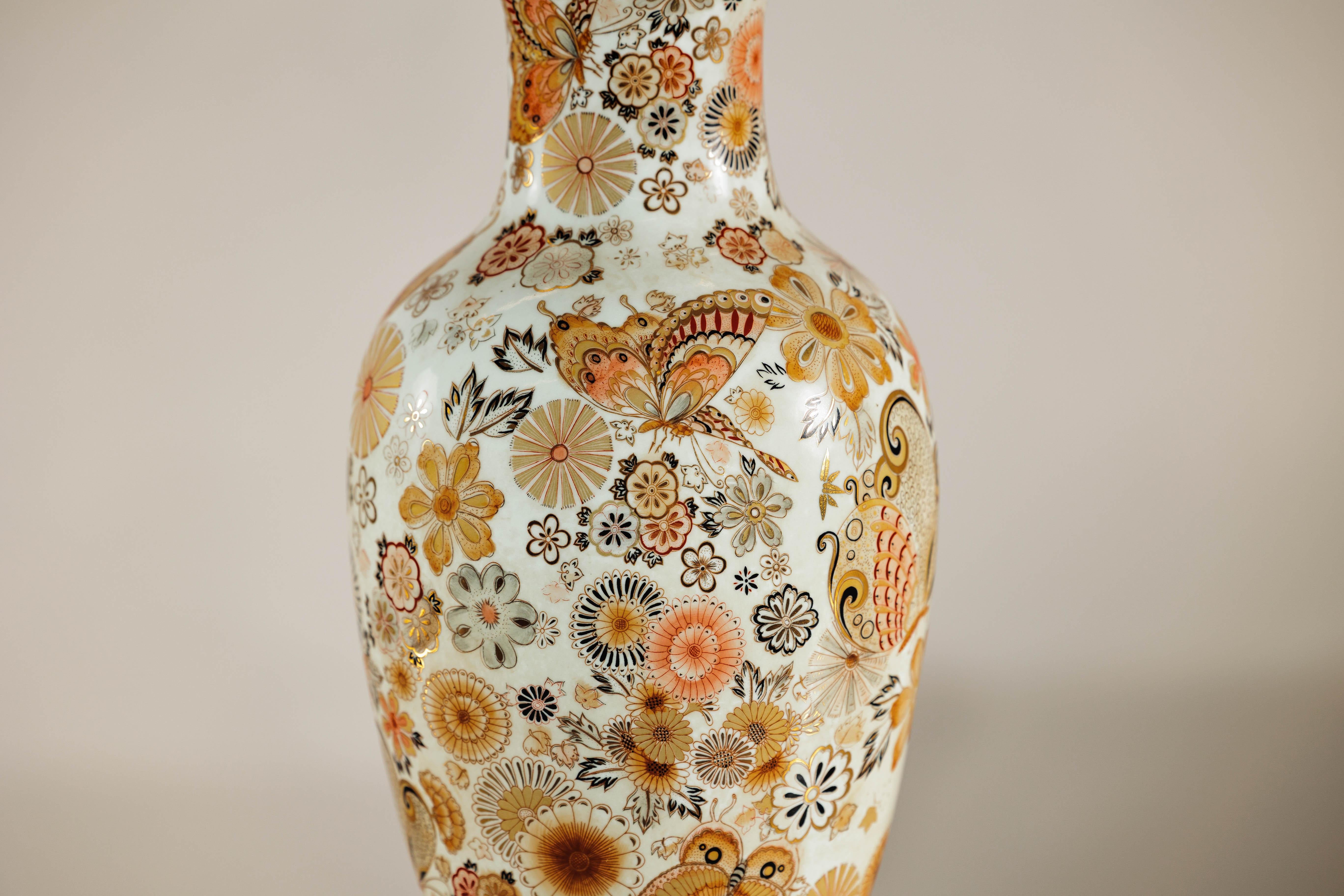 Vaso in ceramica in stile Kutani con farfalle dipinte a mano e motivi floreali In condizioni buone in vendita a Yonkers, NY