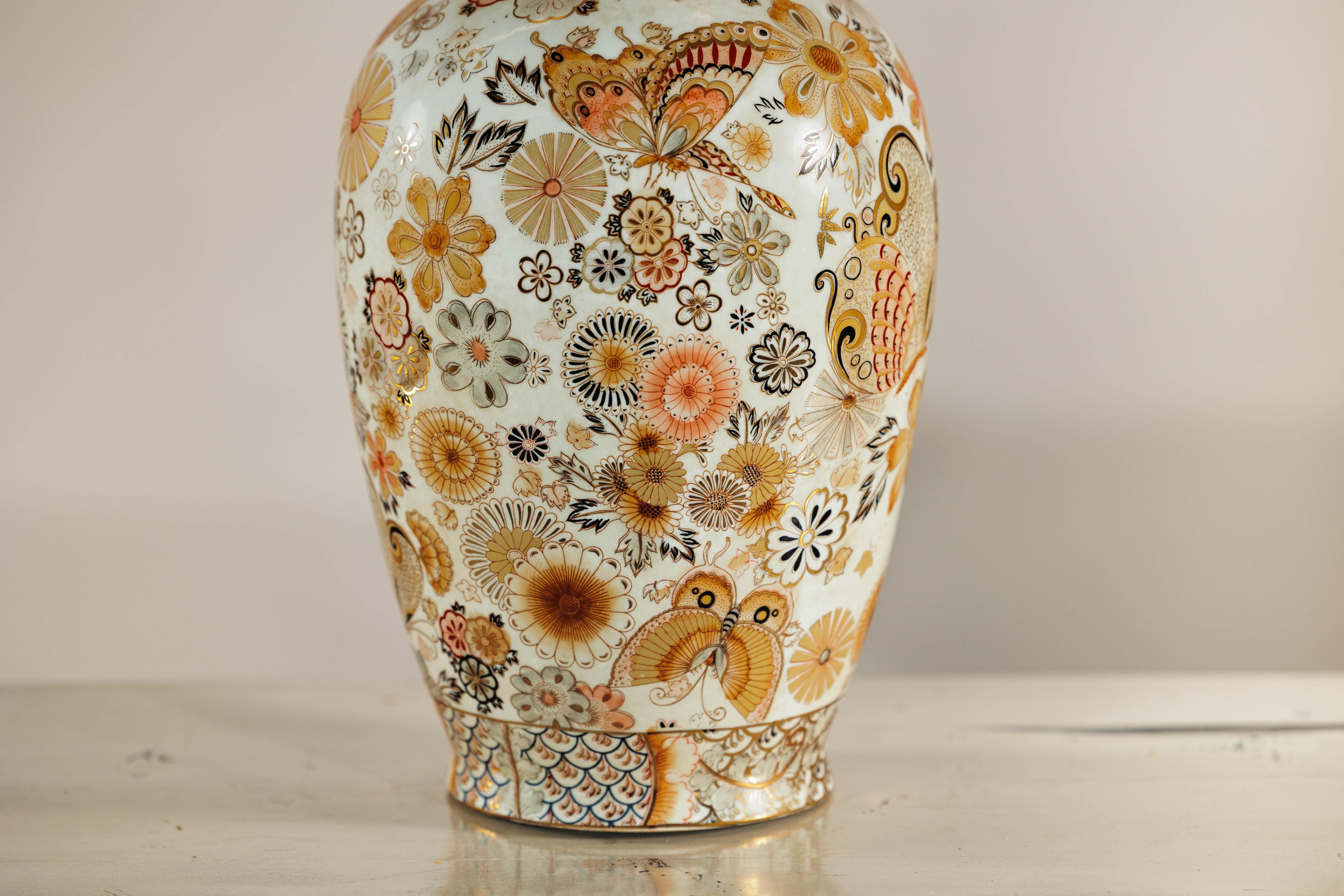 XX secolo Vaso in ceramica in stile Kutani con farfalle dipinte a mano e motivi floreali in vendita