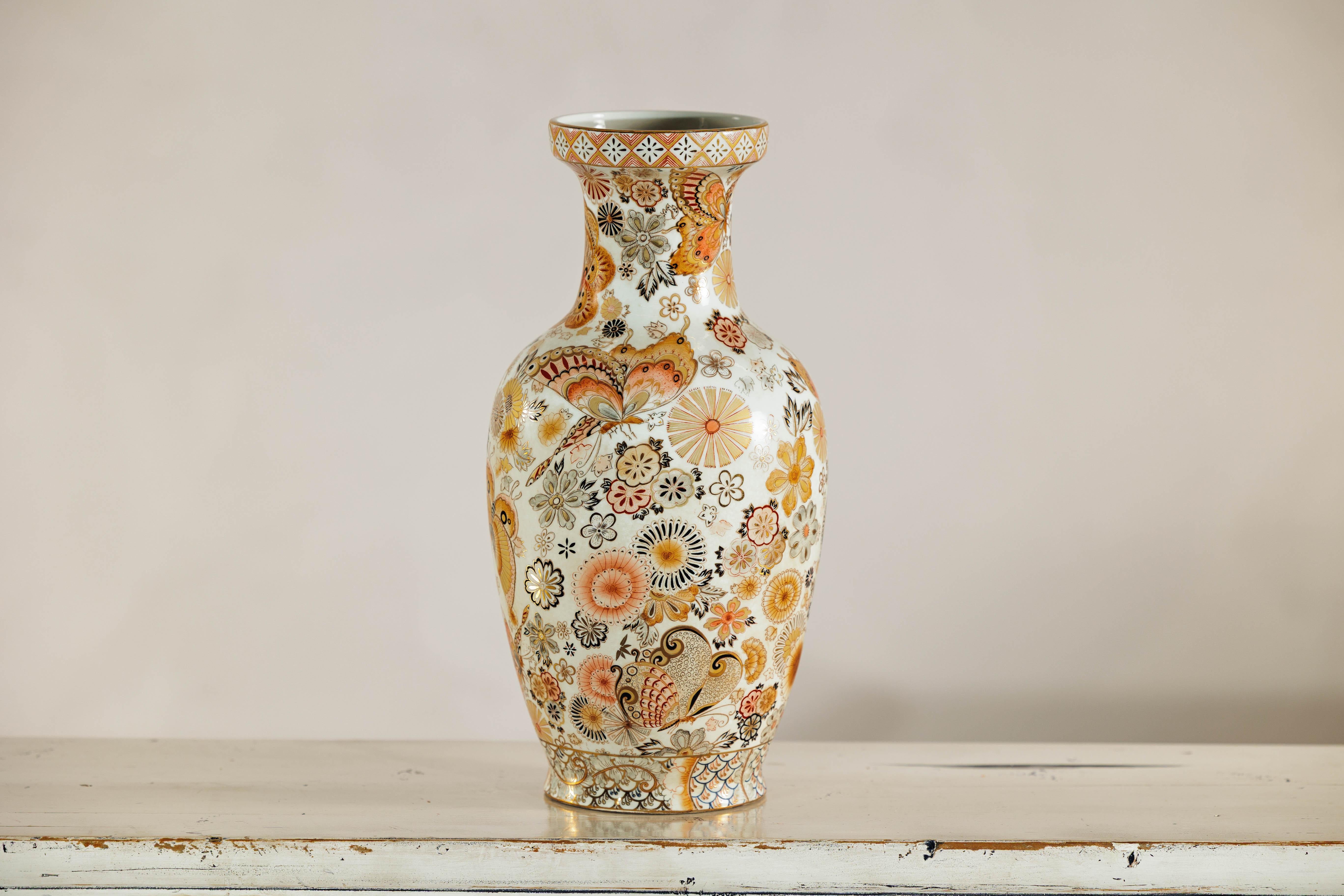 Ceramica Vaso in ceramica in stile Kutani con farfalle dipinte a mano e motivi floreali in vendita
