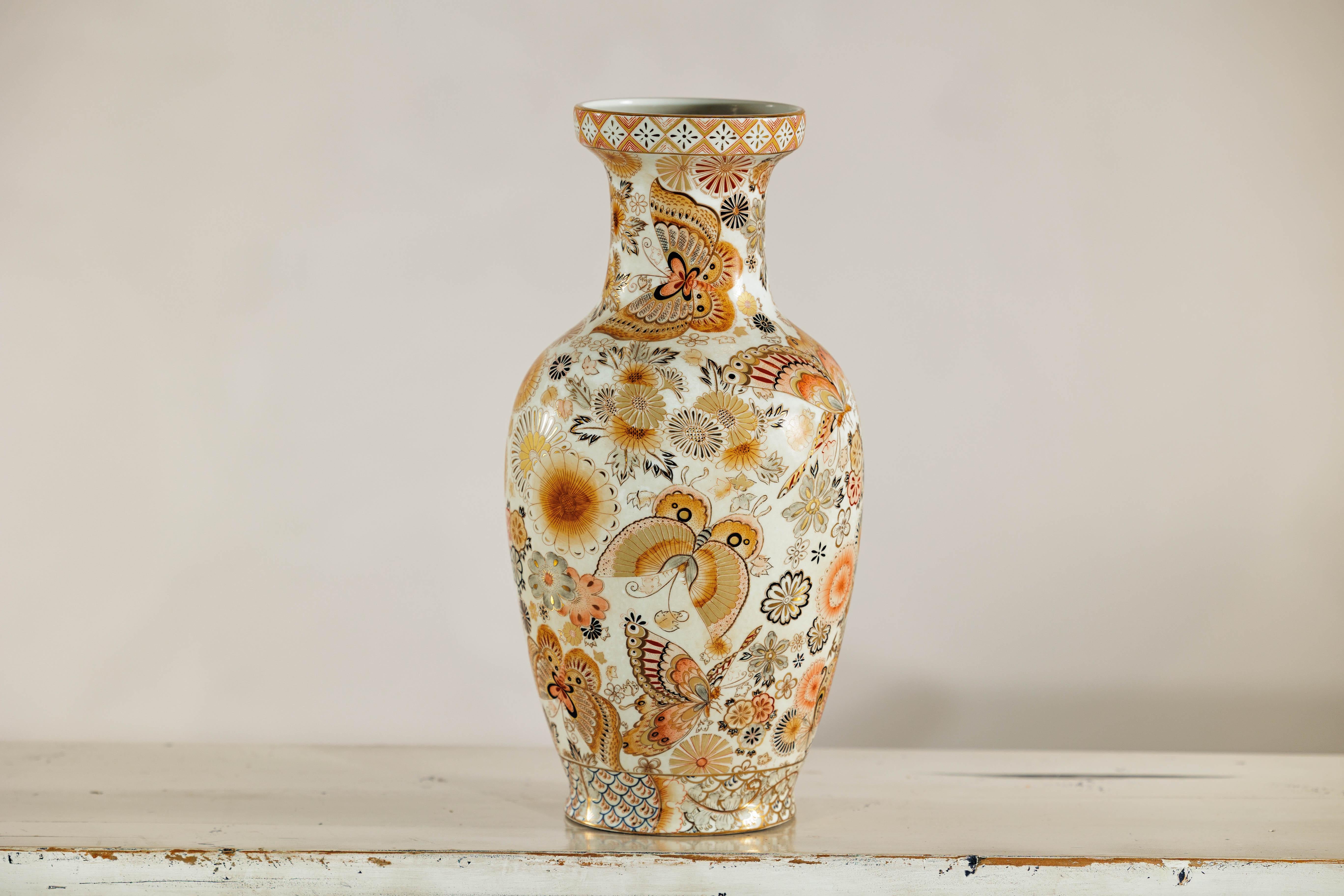 Vaso in ceramica in stile Kutani con farfalle dipinte a mano e motivi floreali in vendita 1