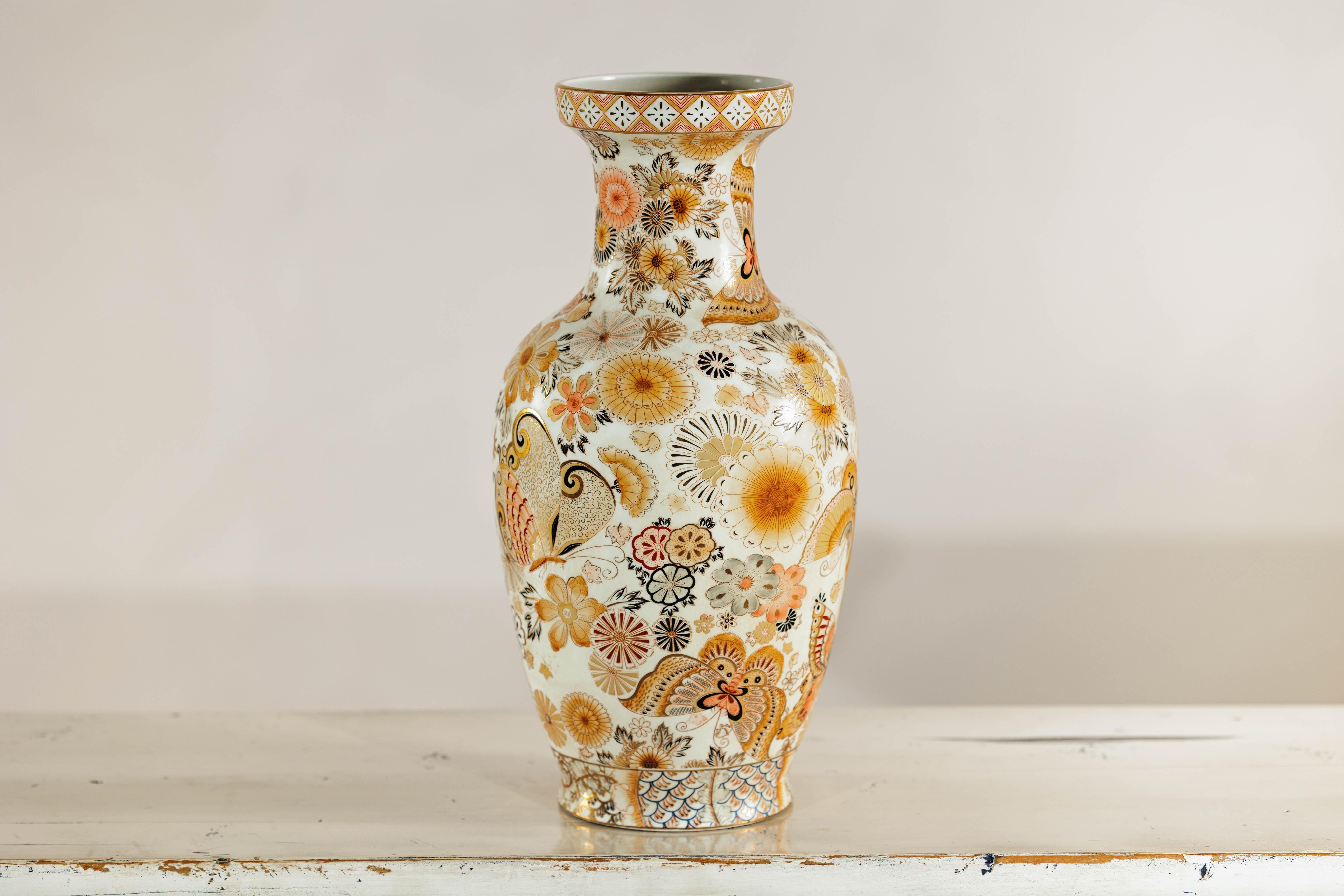 Vaso in ceramica in stile Kutani con farfalle dipinte a mano e motivi floreali in vendita 2
