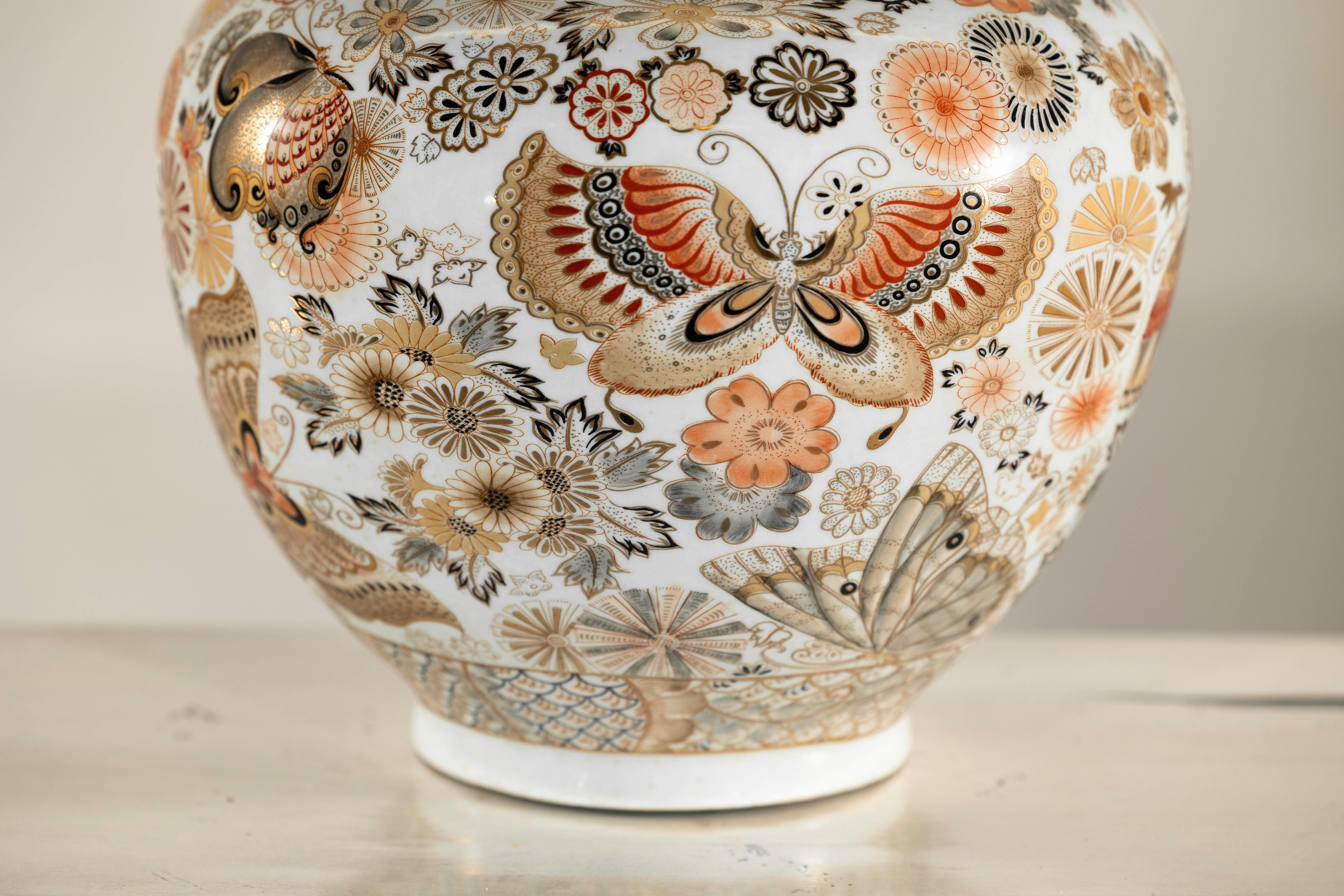 Vaso giapponese in stile Kutani con farfalle e fiori su fondo bianco in vendita 5