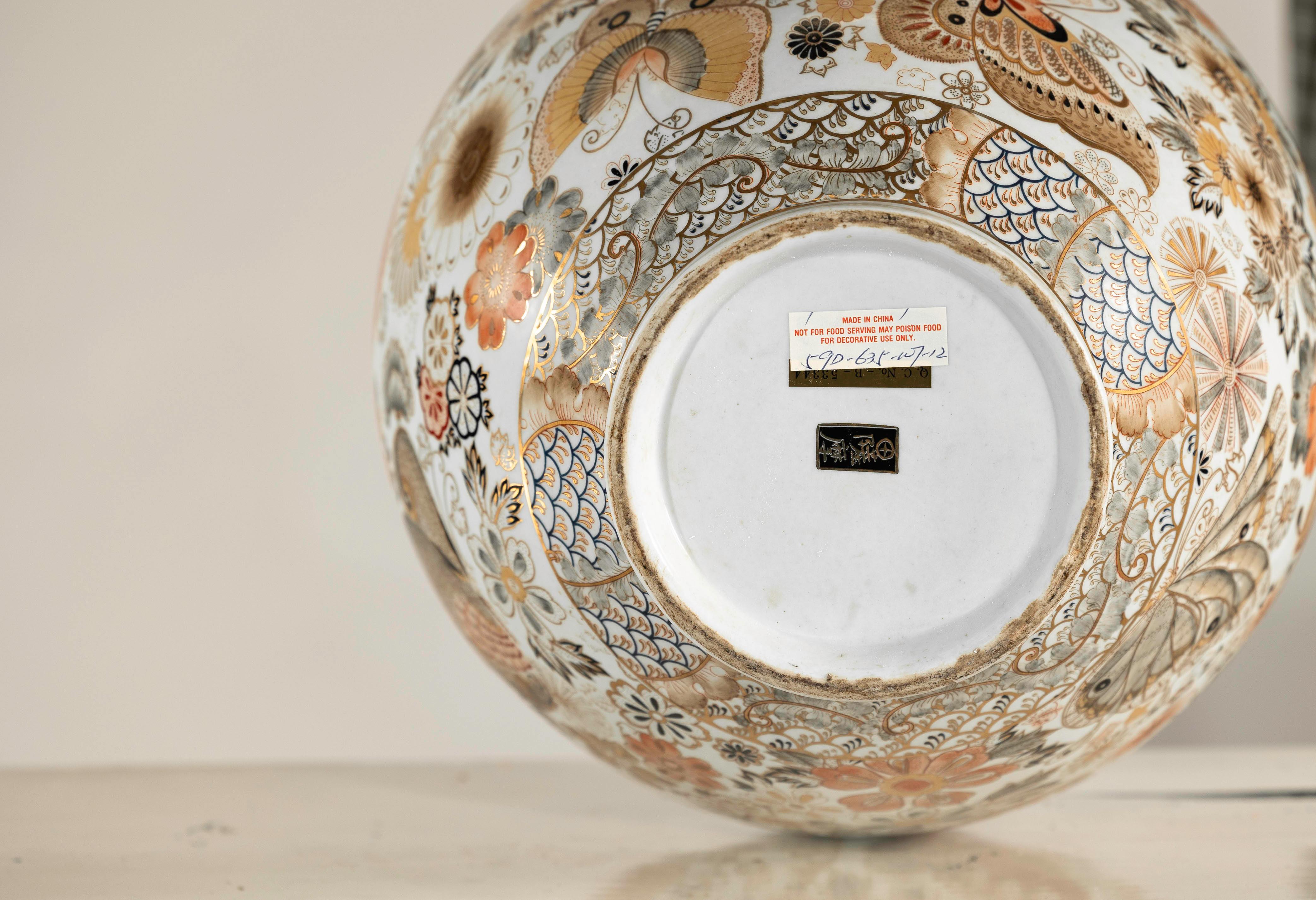 Vaso giapponese in stile Kutani con farfalle e fiori su fondo bianco in vendita 6