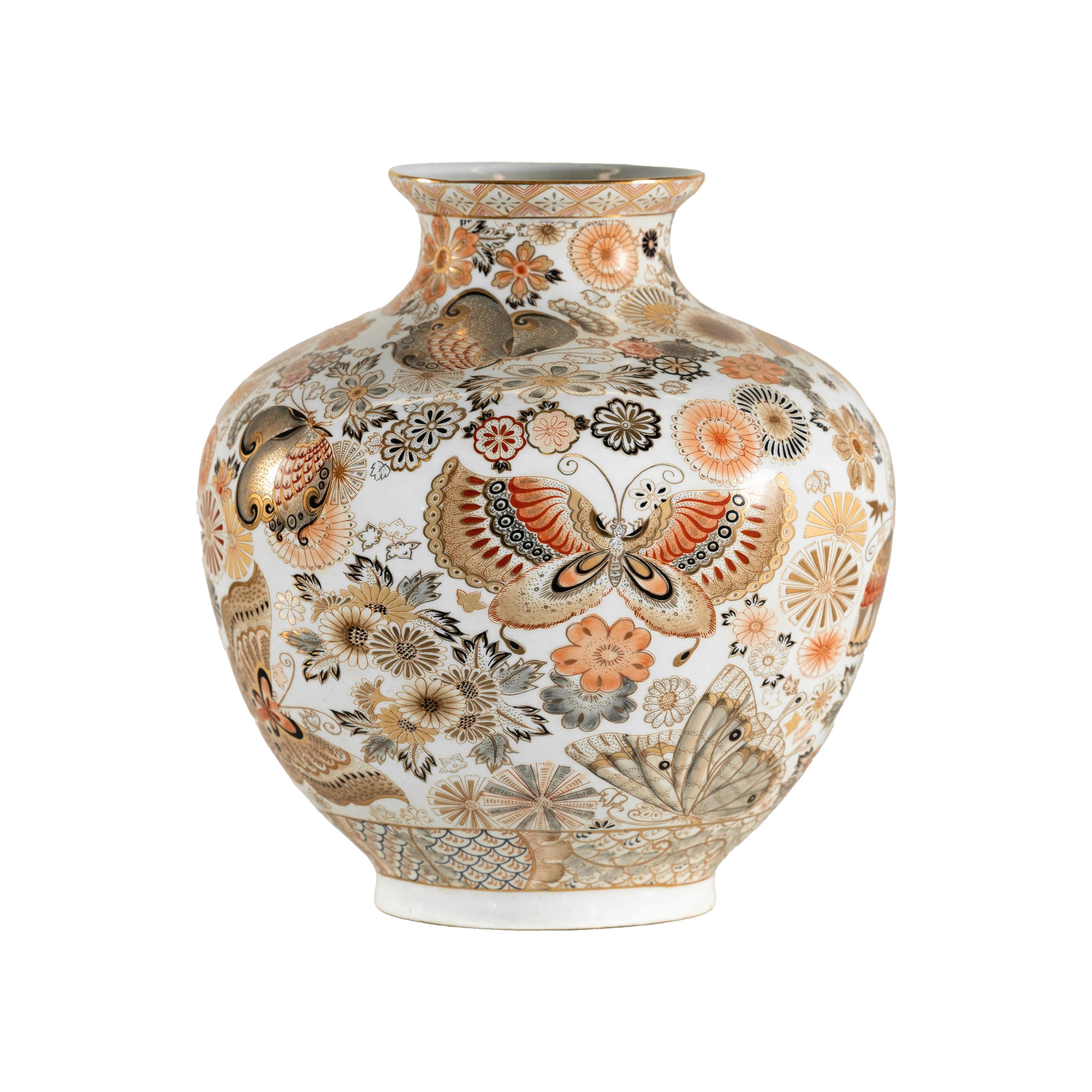 Vaso giapponese in stile Kutani con farfalle e fiori su fondo bianco in vendita 7