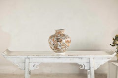 Japanische Vase im Kutani-Stil mit Schmetterlingen und Blumen auf weißem Grund