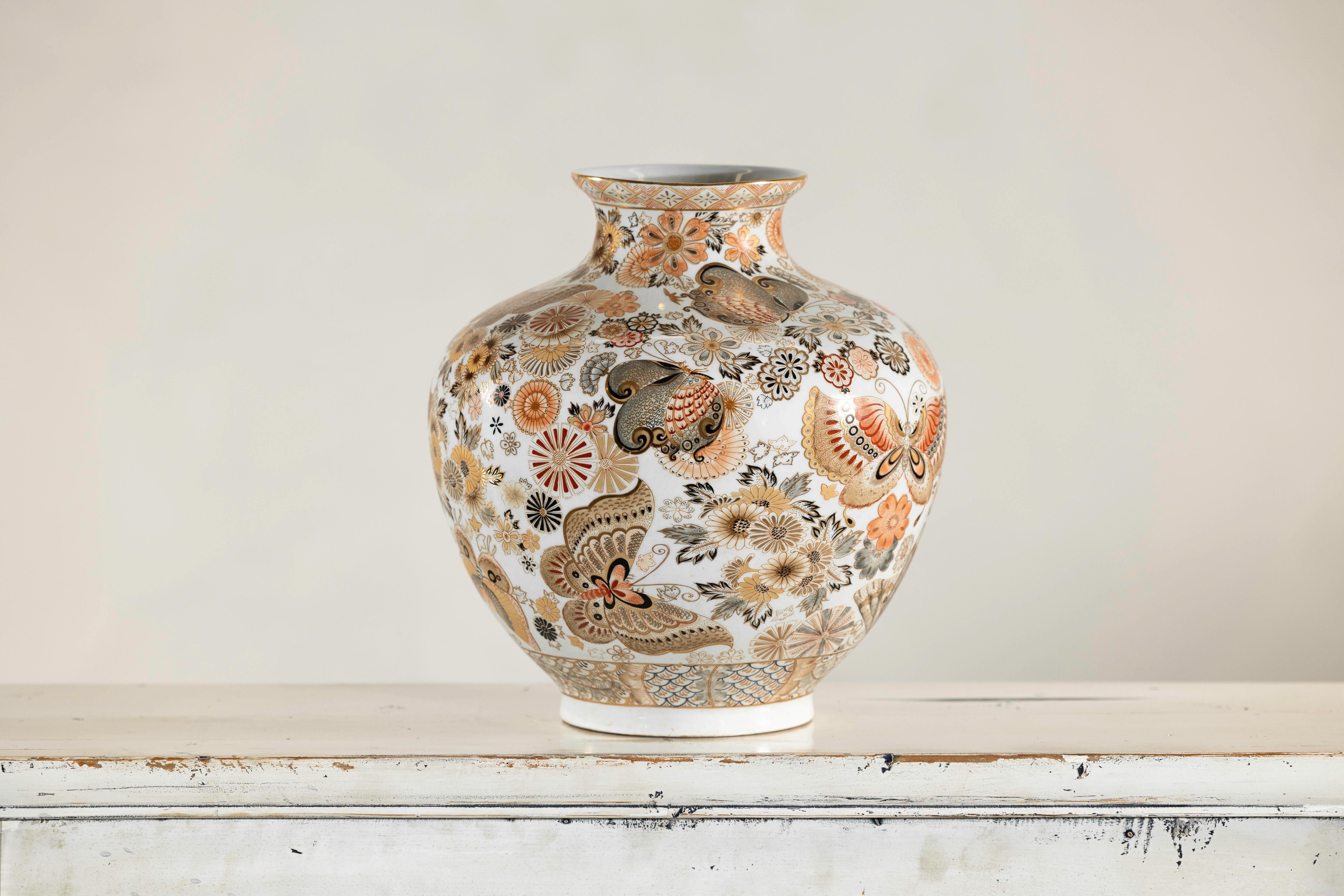 Smaltato Vaso giapponese in stile Kutani con farfalle e fiori su fondo bianco in vendita