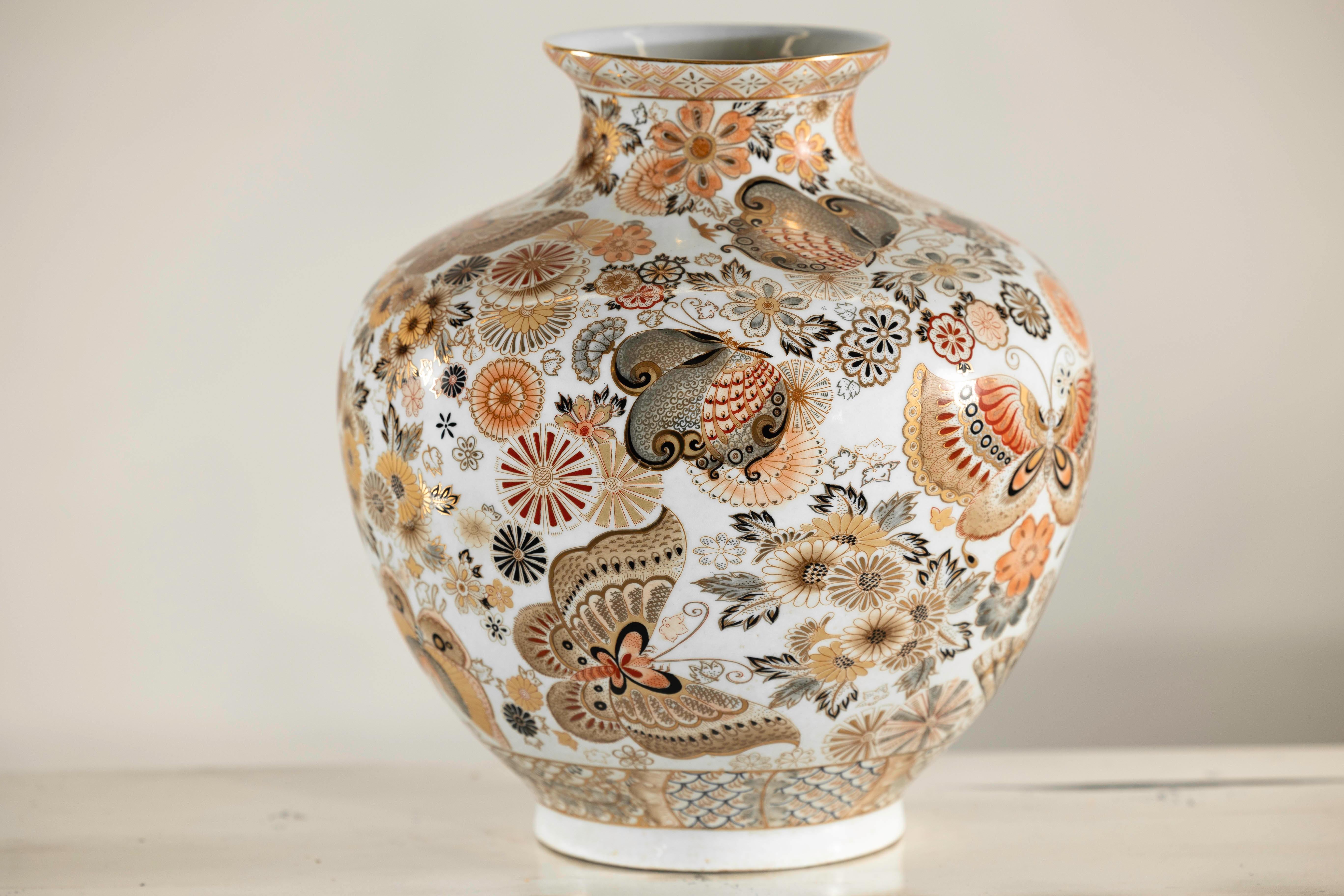 Vaso giapponese in stile Kutani con farfalle e fiori su fondo bianco In condizioni buone in vendita a Yonkers, NY