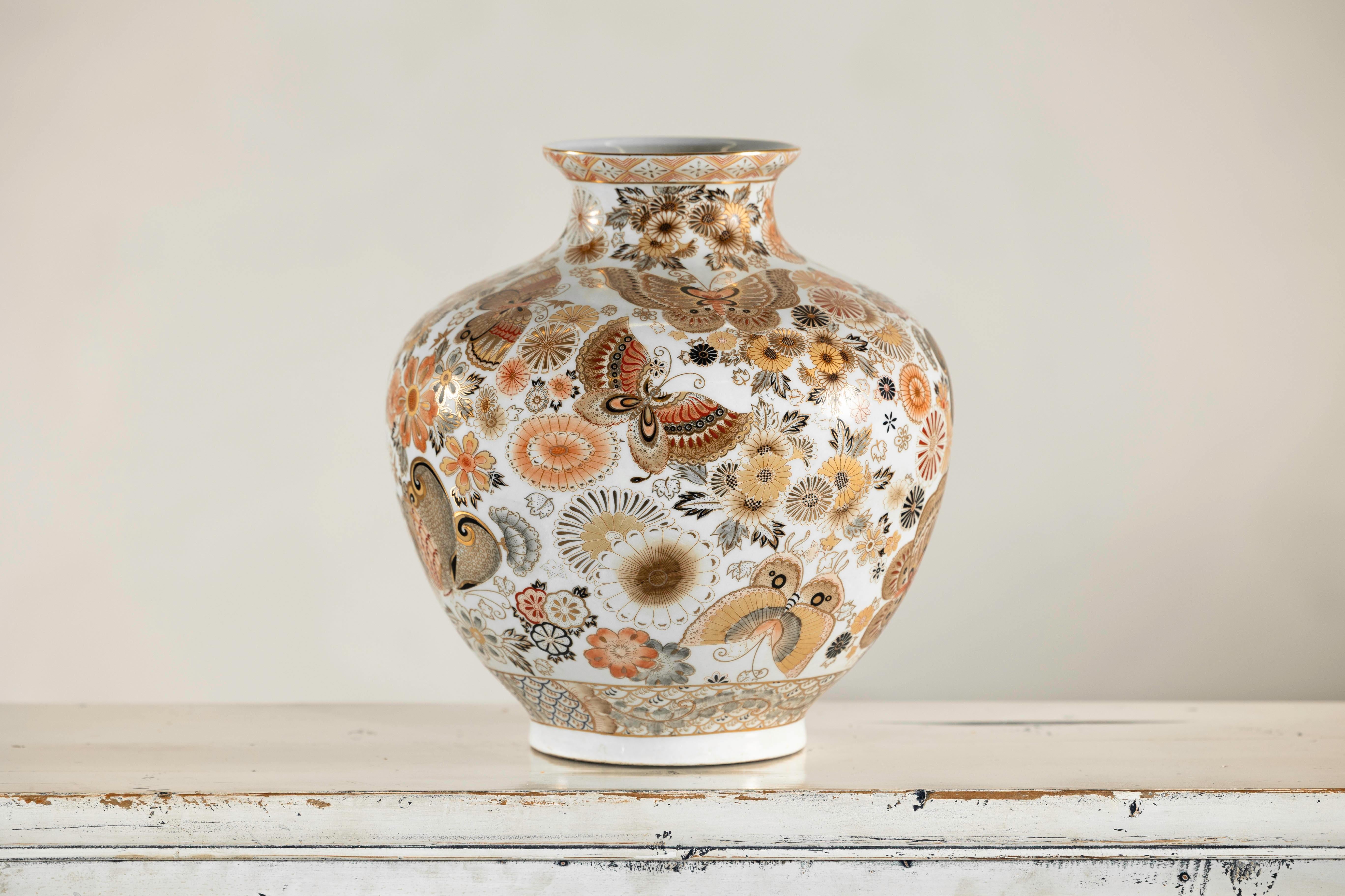 XX secolo Vaso giapponese in stile Kutani con farfalle e fiori su fondo bianco in vendita