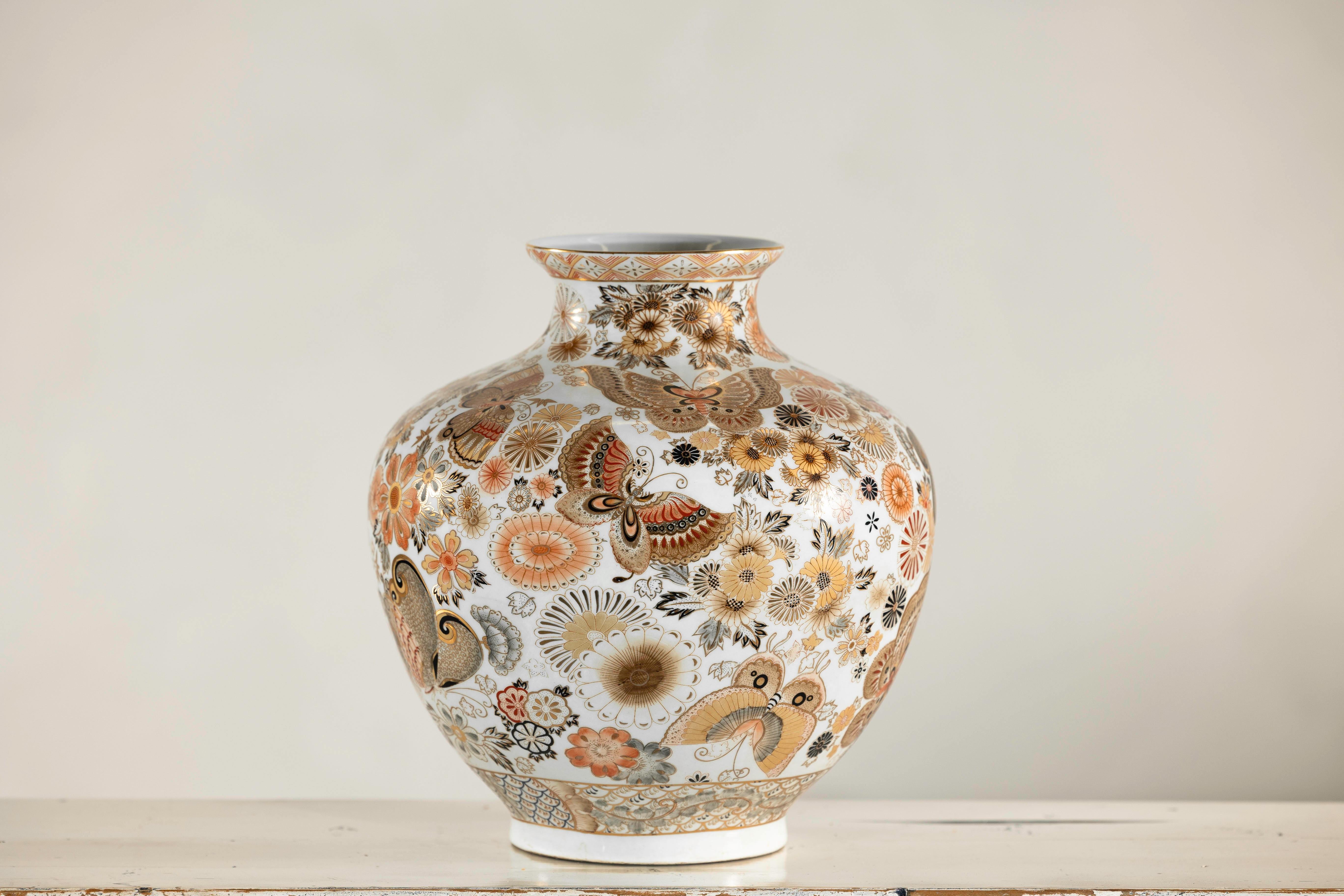 Porcellana Vaso giapponese in stile Kutani con farfalle e fiori su fondo bianco in vendita