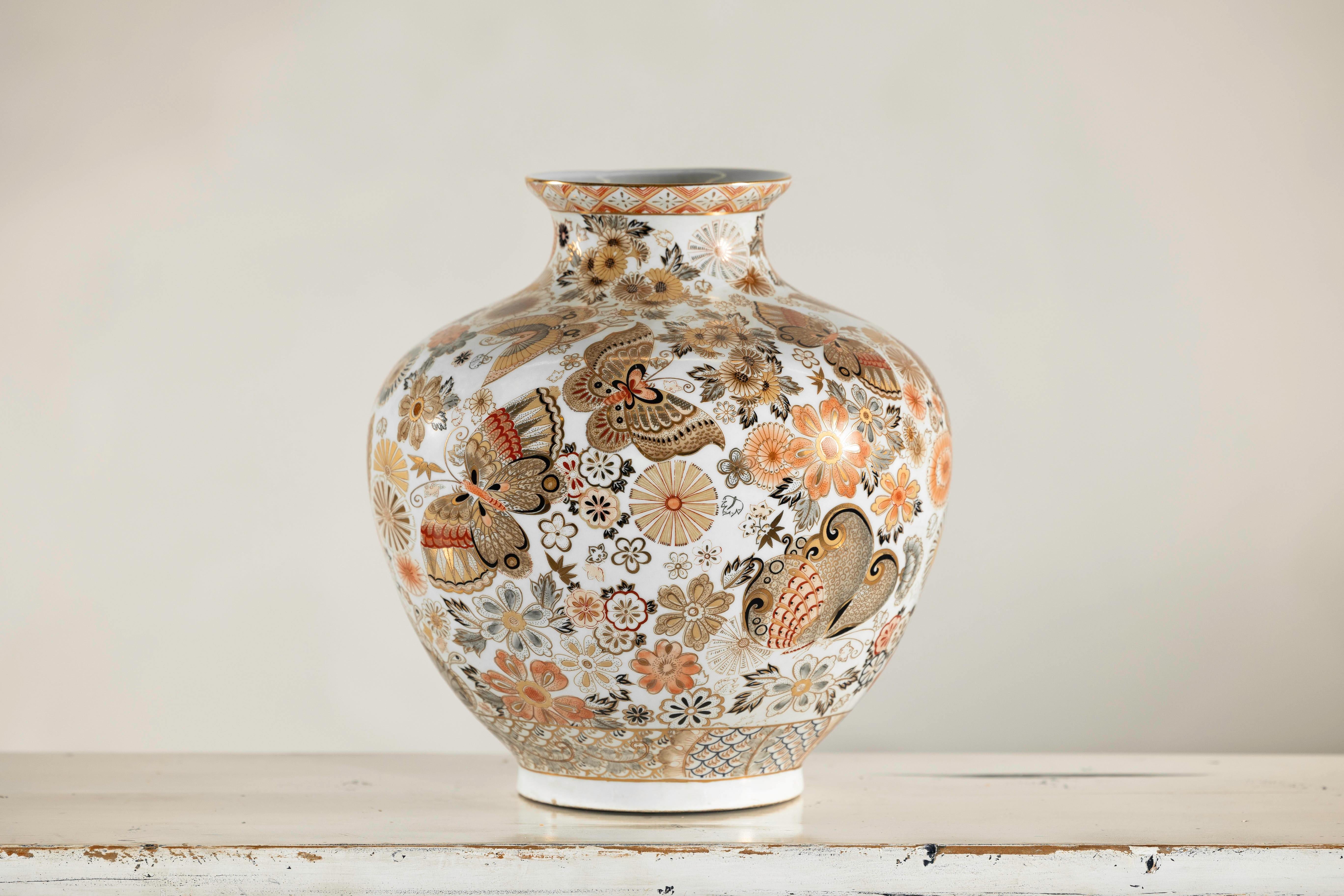Vaso giapponese in stile Kutani con farfalle e fiori su fondo bianco in vendita 1
