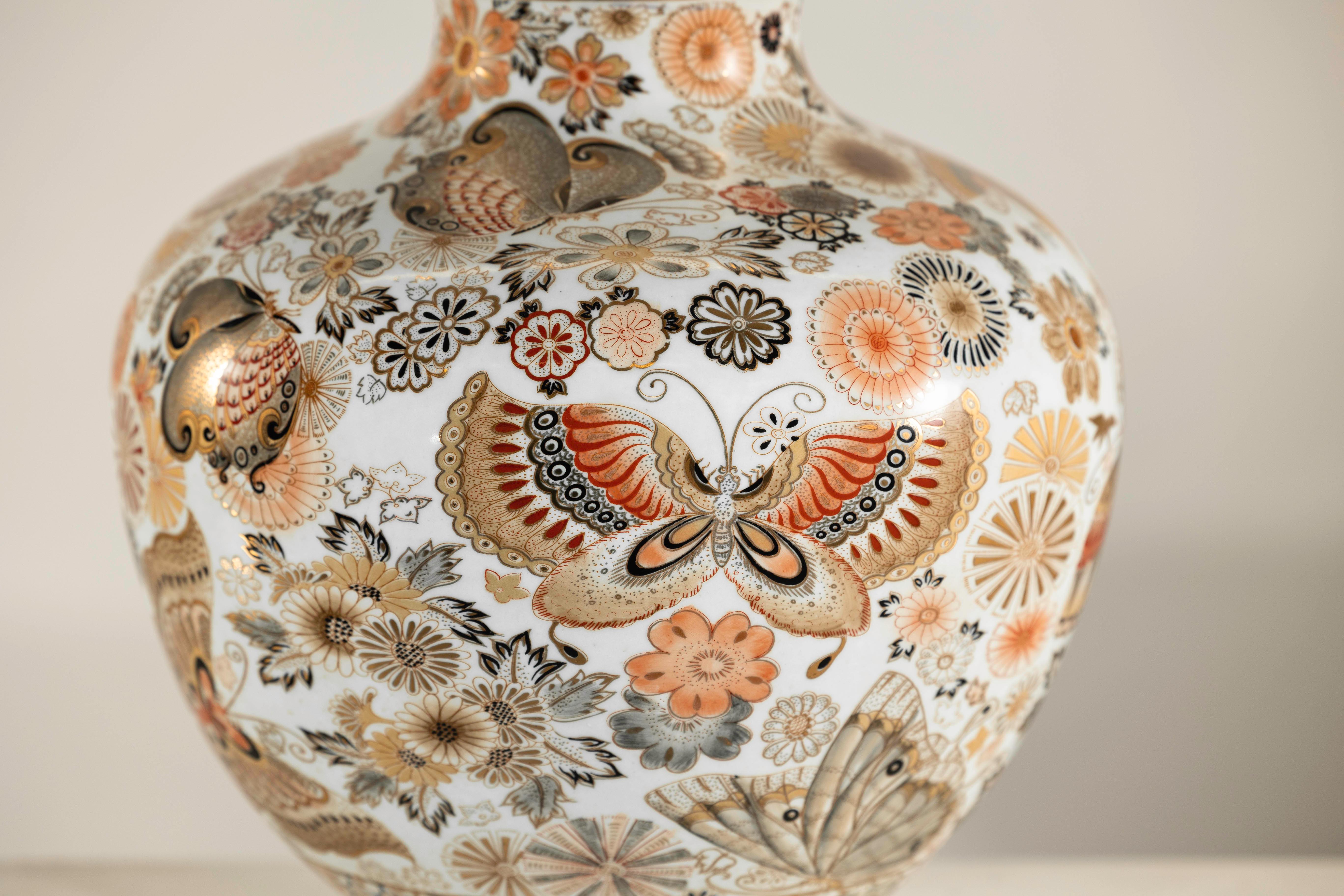 Vaso giapponese in stile Kutani con farfalle e fiori su fondo bianco in vendita 3