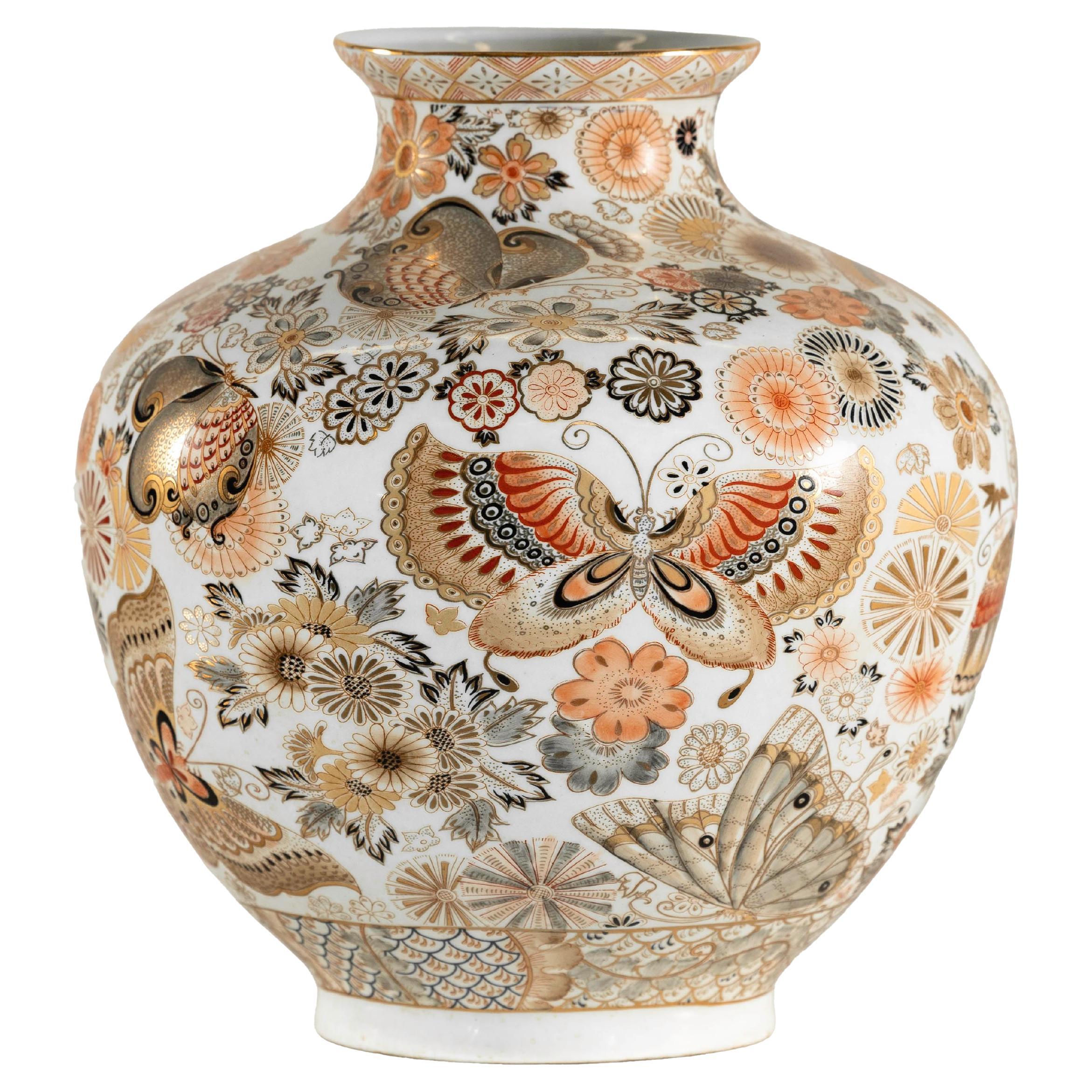 Japanische Vase im Kutani-Stil mit Schmetterlingen und Blumen auf weißem Grund