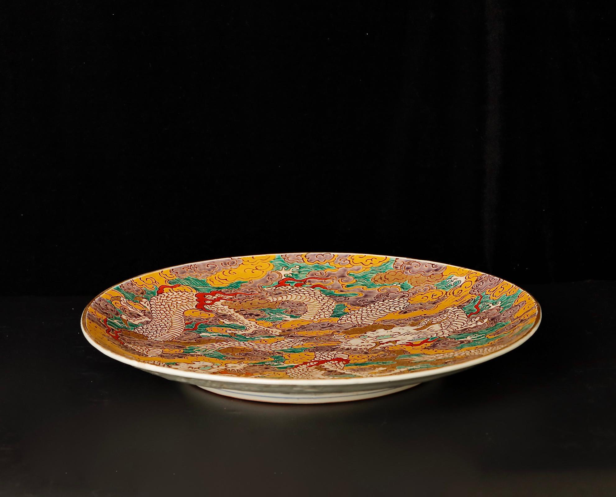 Kutani Ware Dragon Dance: A 19th Century Porcelain Masterpiece For Sale 5