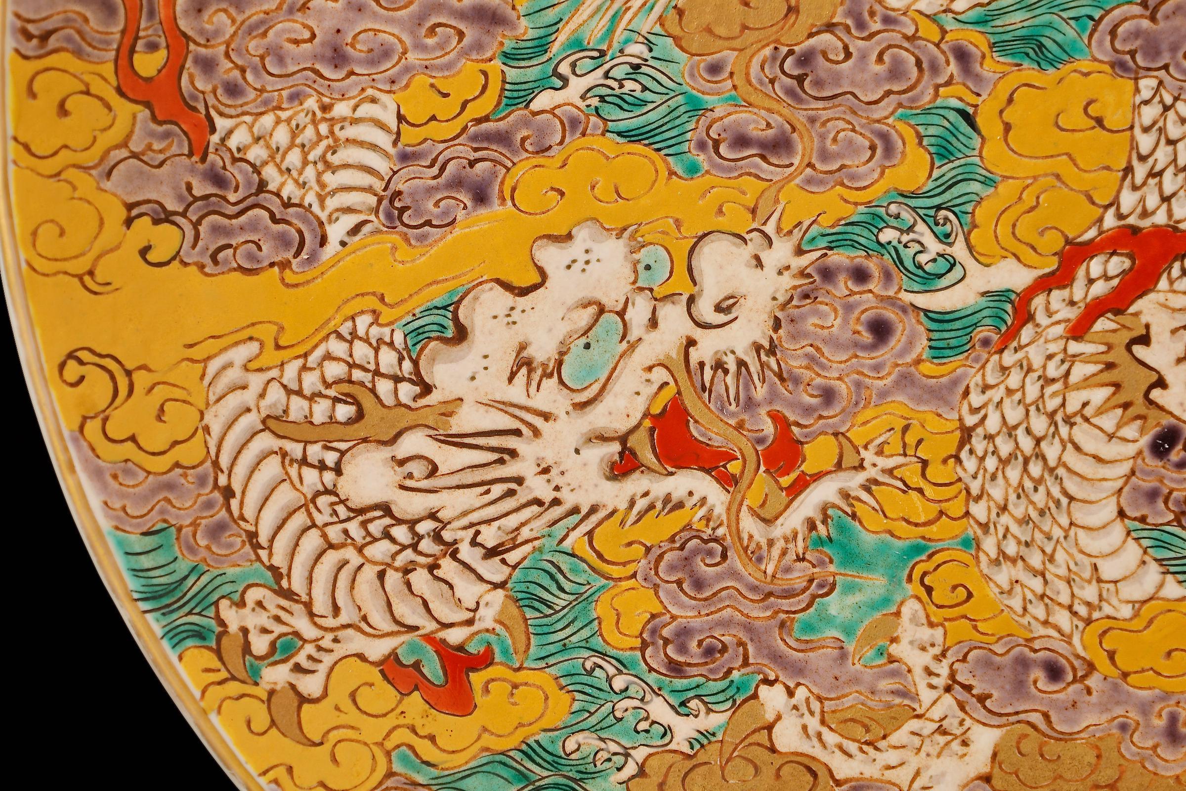 Kutani Ware Drachentänzer Tanz: Ein Meisterwerk des 19. Jahrhunderts aus Porzellan (Edo) im Angebot