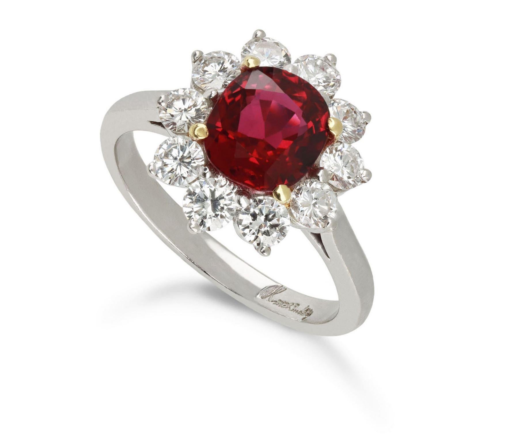 Bague coronet à grappes en rubis et diamants de Kutchinksy. Le centre est serti d'un rubis thaïlandais naturel de forme coussin et de taille ancienne en serti griffe ouvert d'un poids approximatif de 2,30 carats, entouré de dix diamants ronds de