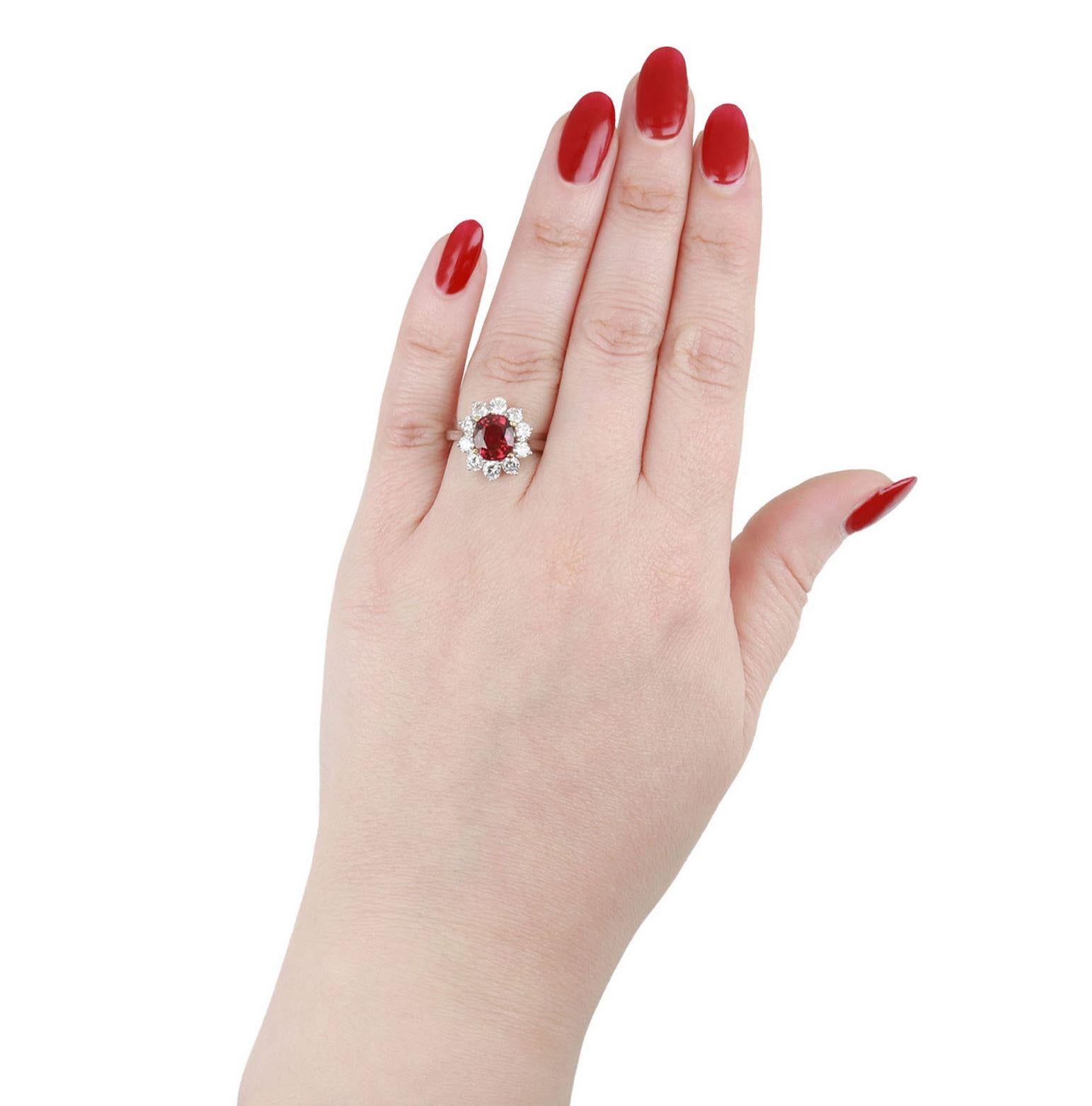 Taille vieille Europe Bague à couronne de rubis et de diamants, vers 1970. en vente