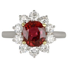 Anillo en racimo de rubíes y diamantes de Kutchinksy, hacia 1970.