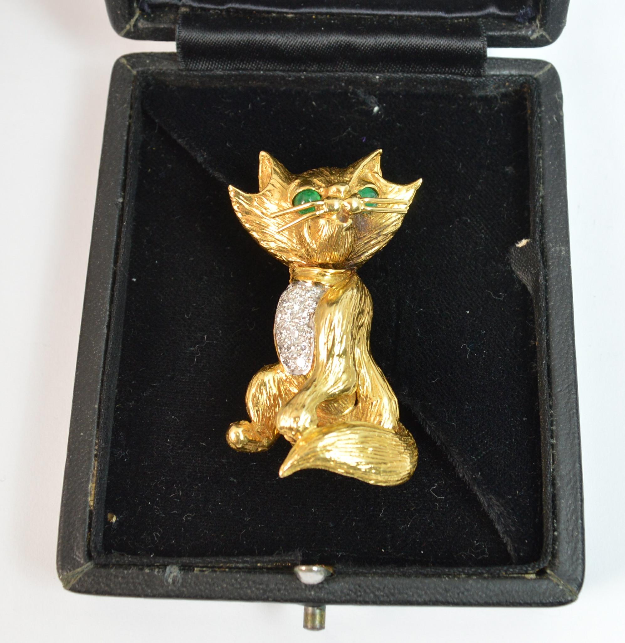 Kutchinsky 18 Carat Gold Diamond Emerald Cat Brooch In Excellent Condition In St Helens, GB