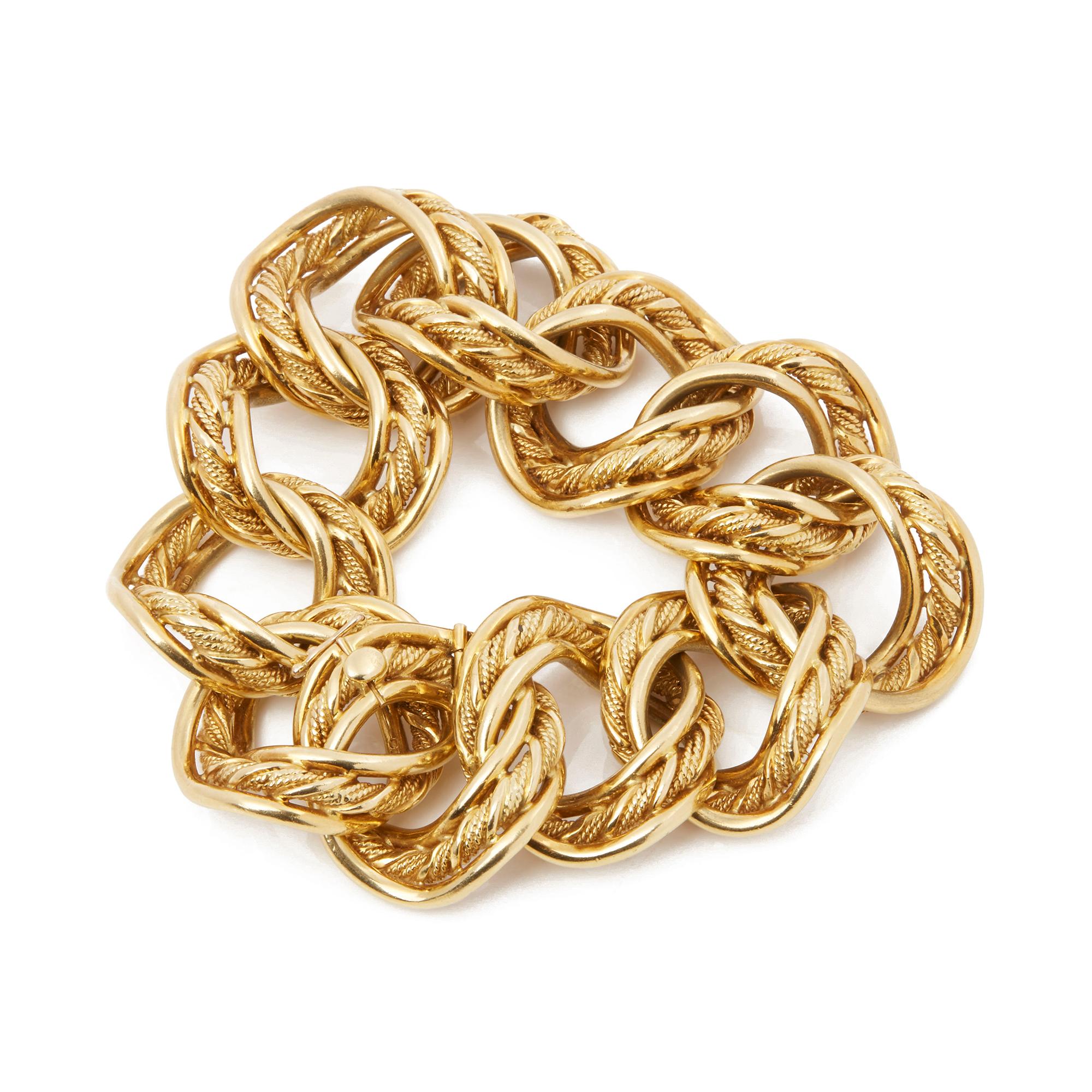 This vintage bracelet by Kutchinsky features a heavy chain design, made in 18k yellow gold. This bracelet has a secure hinge clasp. Complete with a Kutchinsky box. Our Xupes reference is COM2140 should you need to quote this