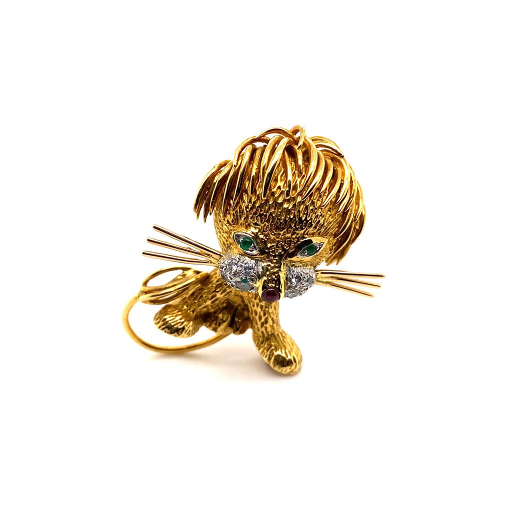 A Kutchinsky 18 karat yellow gold, ruby, emerald and diamond lion brooch pin, Circa 1960.

This charming vintage lion pin brooch is beautifully made. The strands of his fur and whiskers are highly detailed.

He features round cut emerald eyes, a