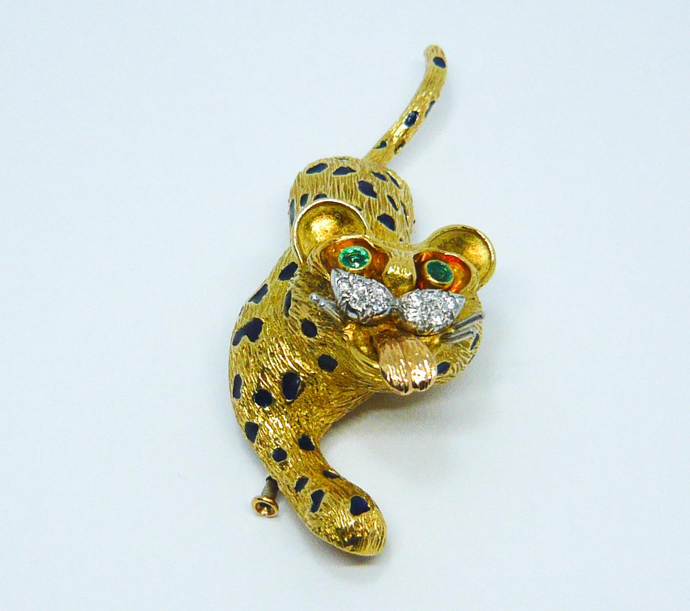 Kutchinsky 18 Karat Yellow Gold, White Diamond, Green Emerald Leopard Brooch In Excellent Condition In London , GB