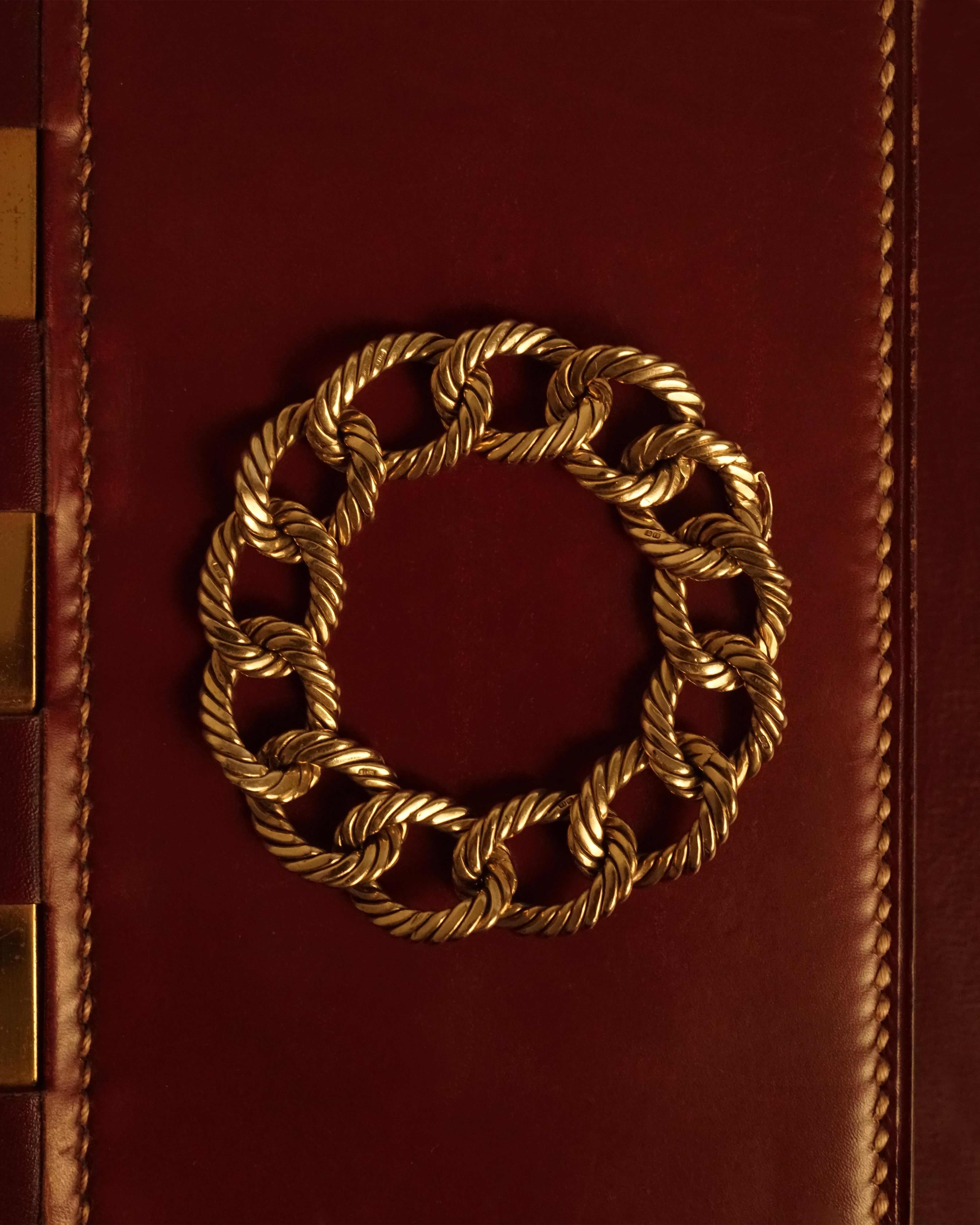 Kutchinsky
A beautiful Gold 'Rope' Link Bracelet, Late 1960s
In 18ct yellow gold, it is formed of a series of curb links of Rope twist design.
Wears the Kutchinsky maker's mark, full British hallmarks for London 1966, 
Total lenght 18.5cm ;  weight