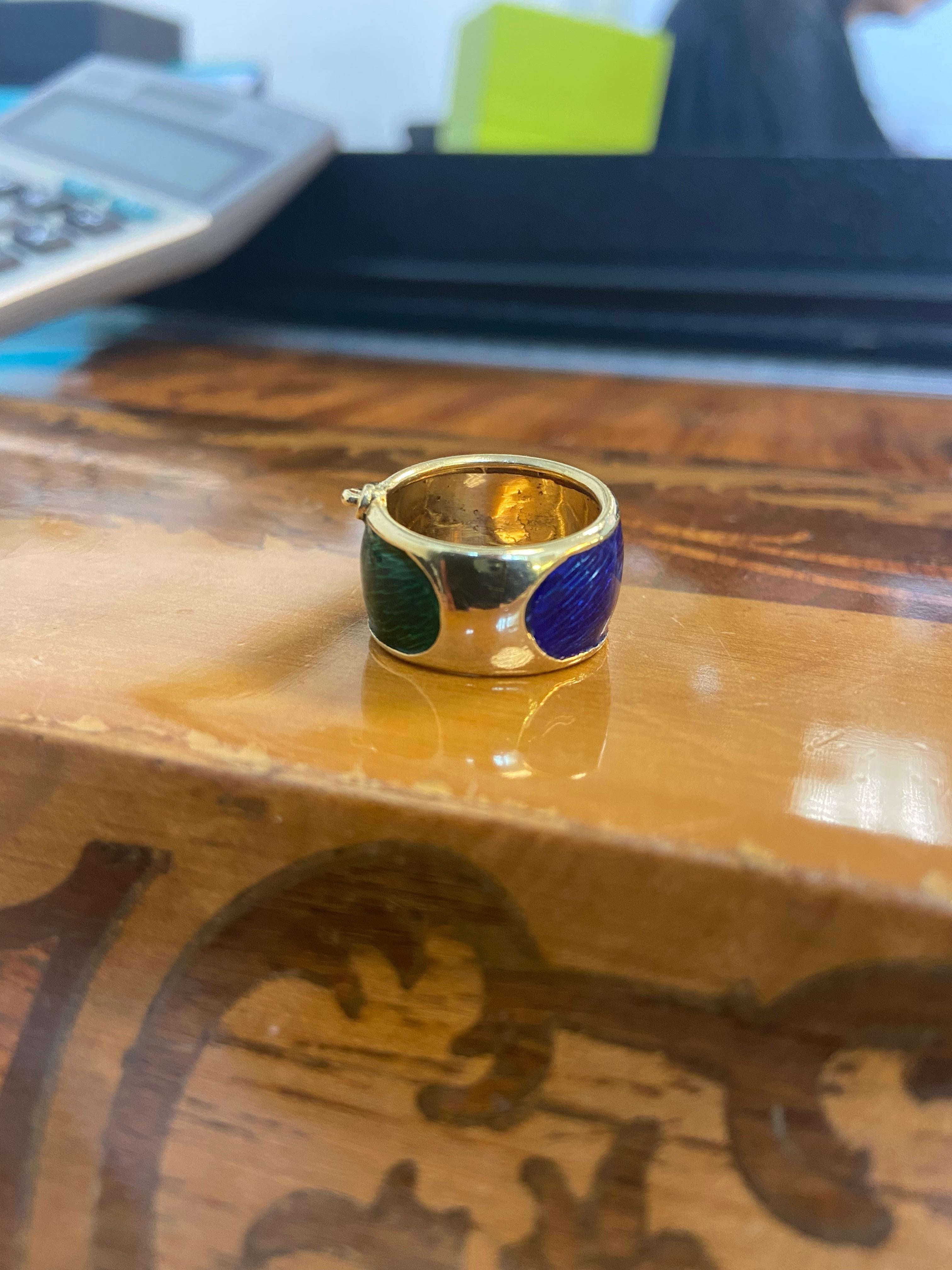 Kutchinsky 18k Yellow Gold, Blue & Green Enamel Zipper Motif Ring Vintage Fully Marked


Here is your chance to purchase a beautiful and highly collectible designer ring.  Truly a great piece at a great price! 

Weight: 11 grams

Dimensions: 1/2
