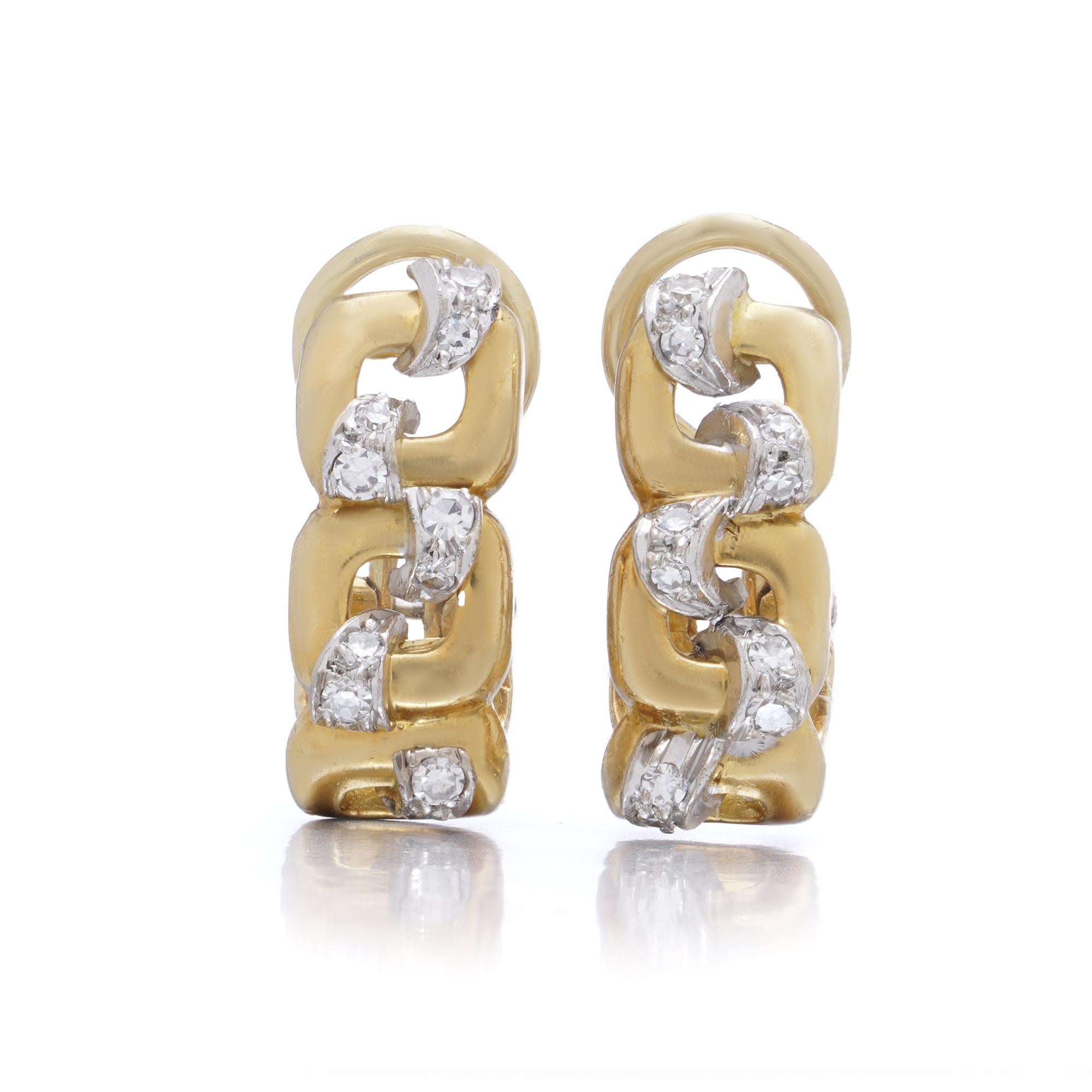 Une paire chic et sculpturale de boucles d'oreilles à clip des années 1970 par Kutchinsky, réalisée en or jaune 18kt avec un motif frappant de maillons de chaîne. Chaque maillon stylisé alterne avec des diamants taille brillant sertis dans l'or