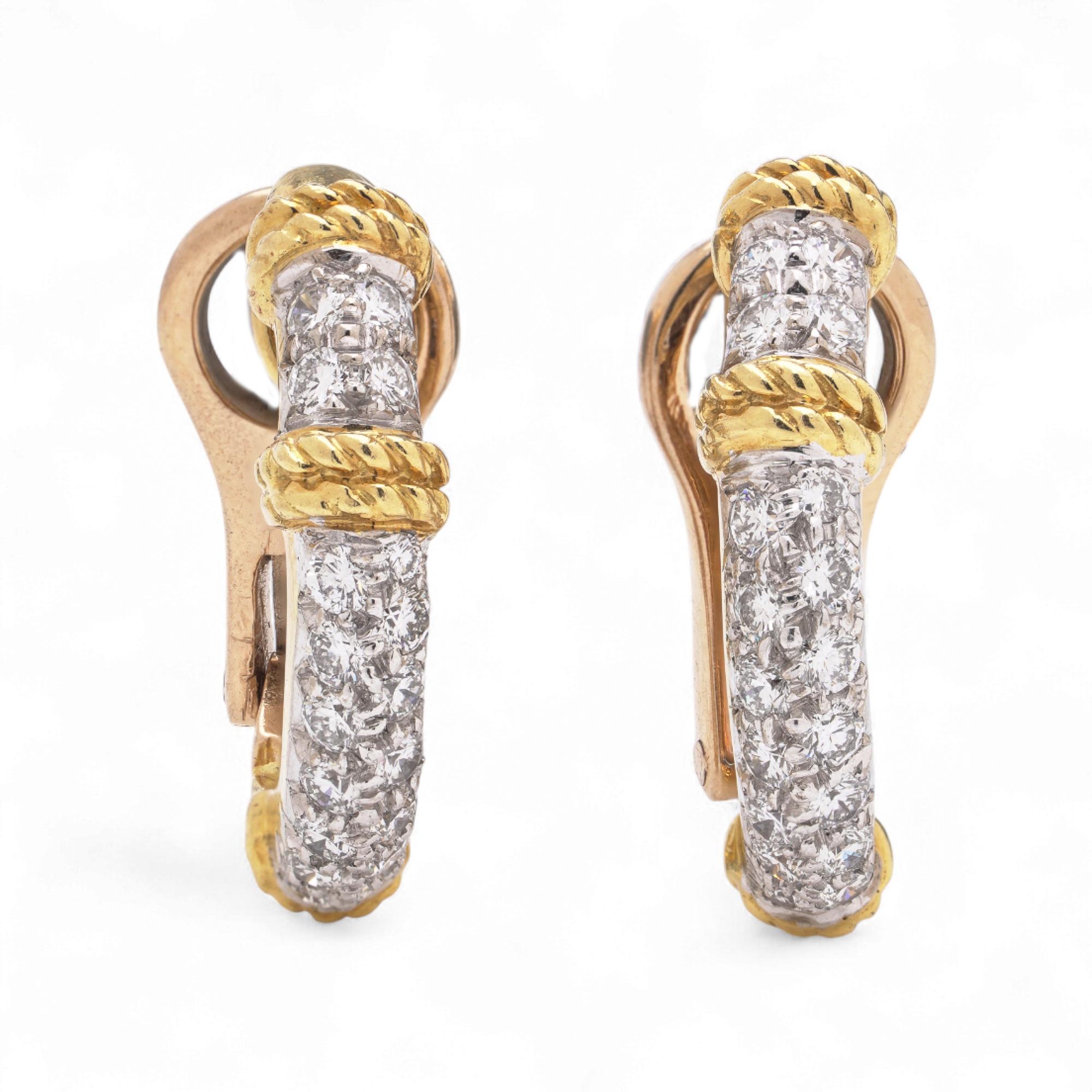 Un paio di orecchini a cerchio a clip in oro 18kt e diamanti vintage di Kutchinsky. Realizzati a Londra nel 1977, gli orecchini sono interamente contrassegnati da marchi di controllo inglesi. Ogni cerchio è incastonato con diamanti tondi taglio