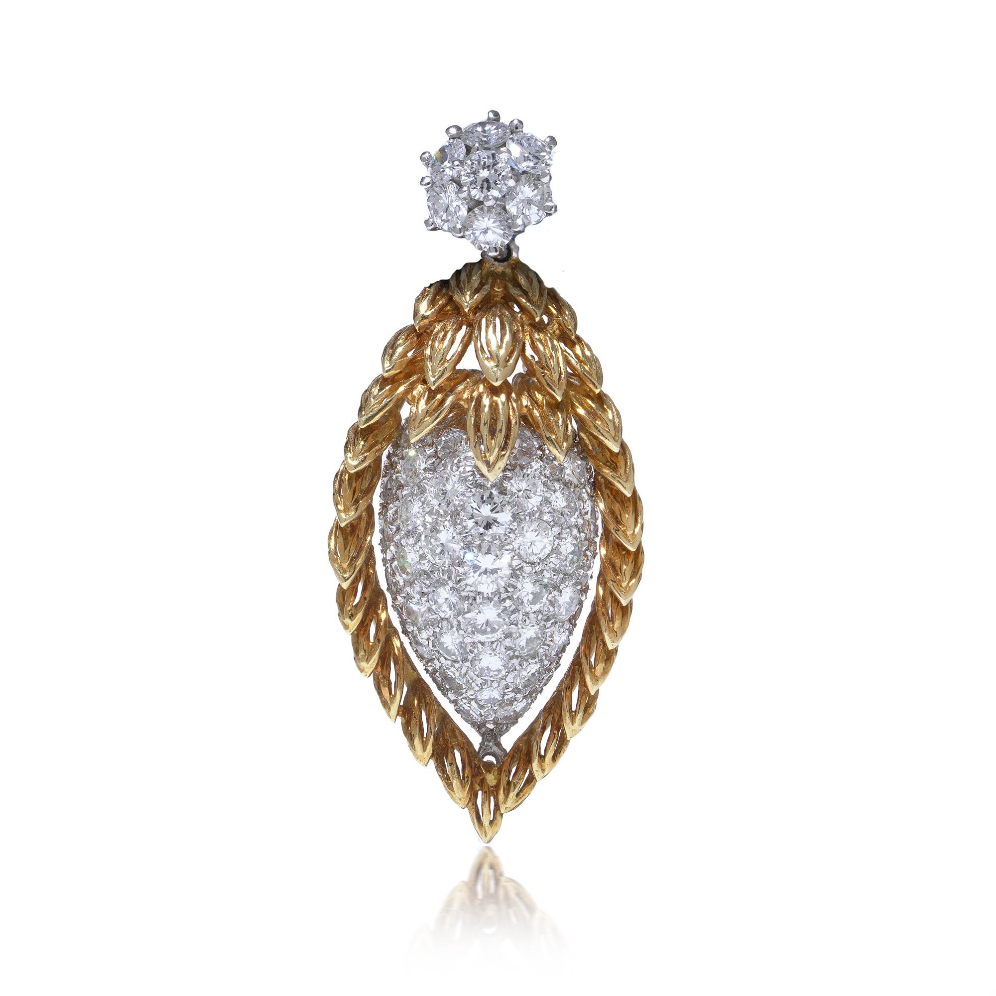Un sorprendente ciondolo Kutchinsky realizzato in oro massiccio 18kt, caratterizzato da una splendida cornice a forma di foglia che circonda il centro tempestato di diamanti. Completamente firmato e dotato di marchio, questo ciondolo d'epoca