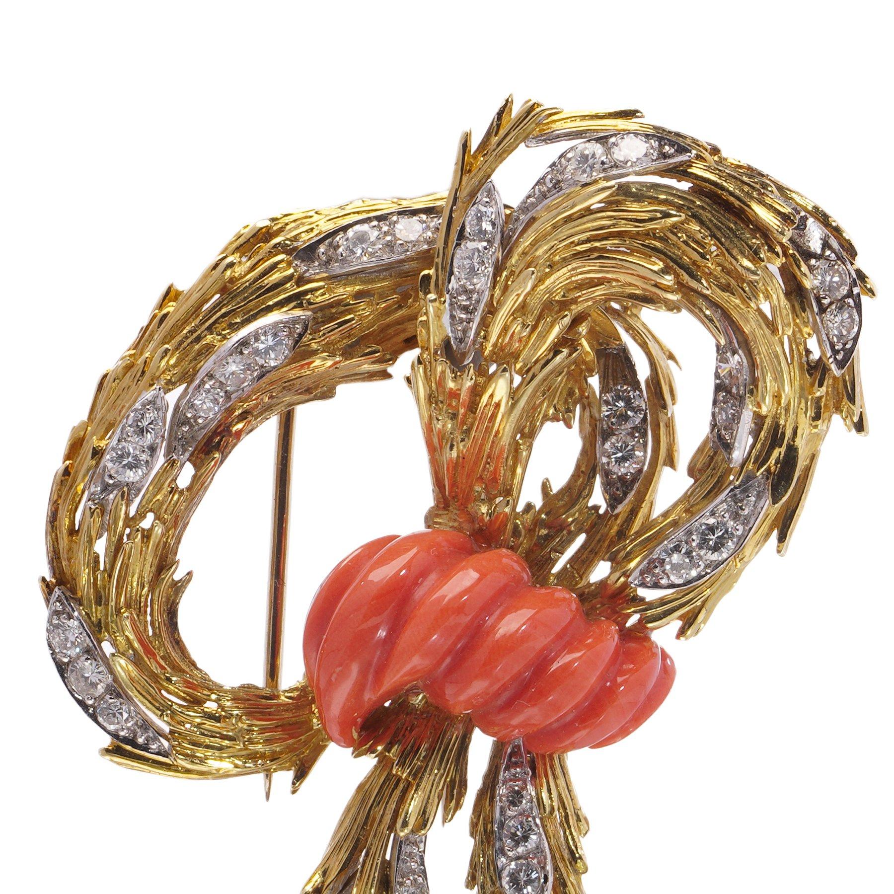 Broche de coral y diamantes Kutchinsky de oro blanco y amarillo de 18 quilates, 1970 Corte brillante en venta