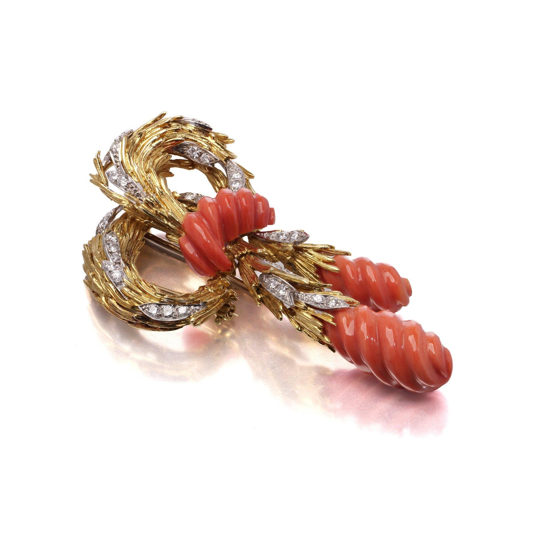 Broche de coral y diamantes Kutchinsky de oro blanco y amarillo de 18 quilates, 1970 en venta 1