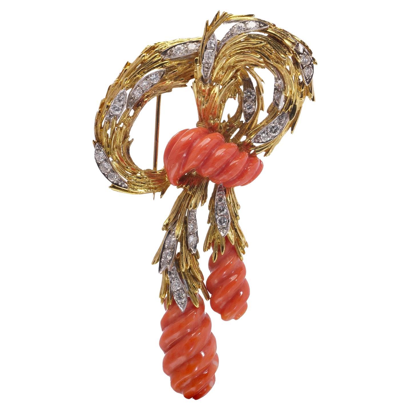 Broche de coral y diamantes Kutchinsky de oro blanco y amarillo de 18 quilates, 1970 en venta