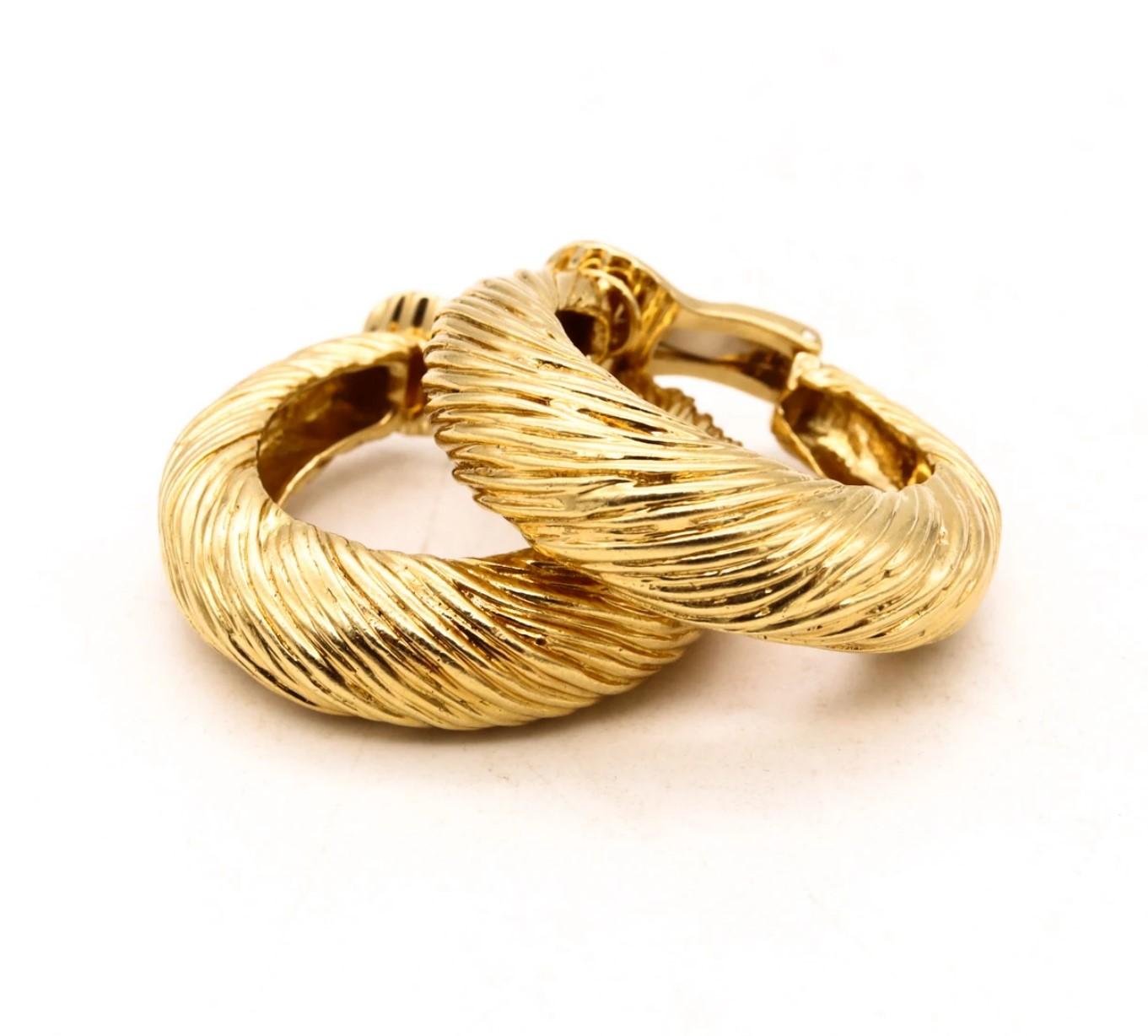 Modernist Kutchinsky 1972 British London Textured Large Hoop Earrings In Solid 18Kt Gold For Sale