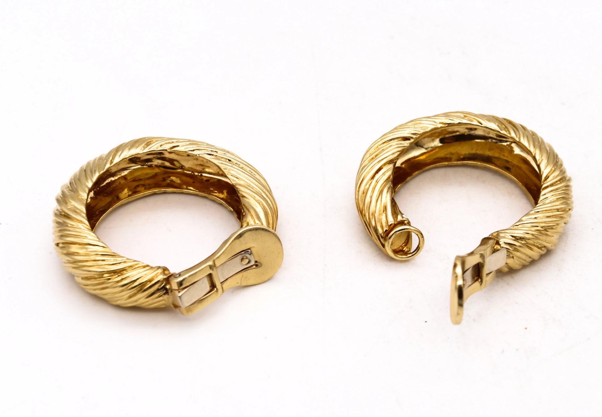 Modernist Kutchinsky 1972 British London Textured Large Hoop Earrings In Solid 18Kt Gold For Sale