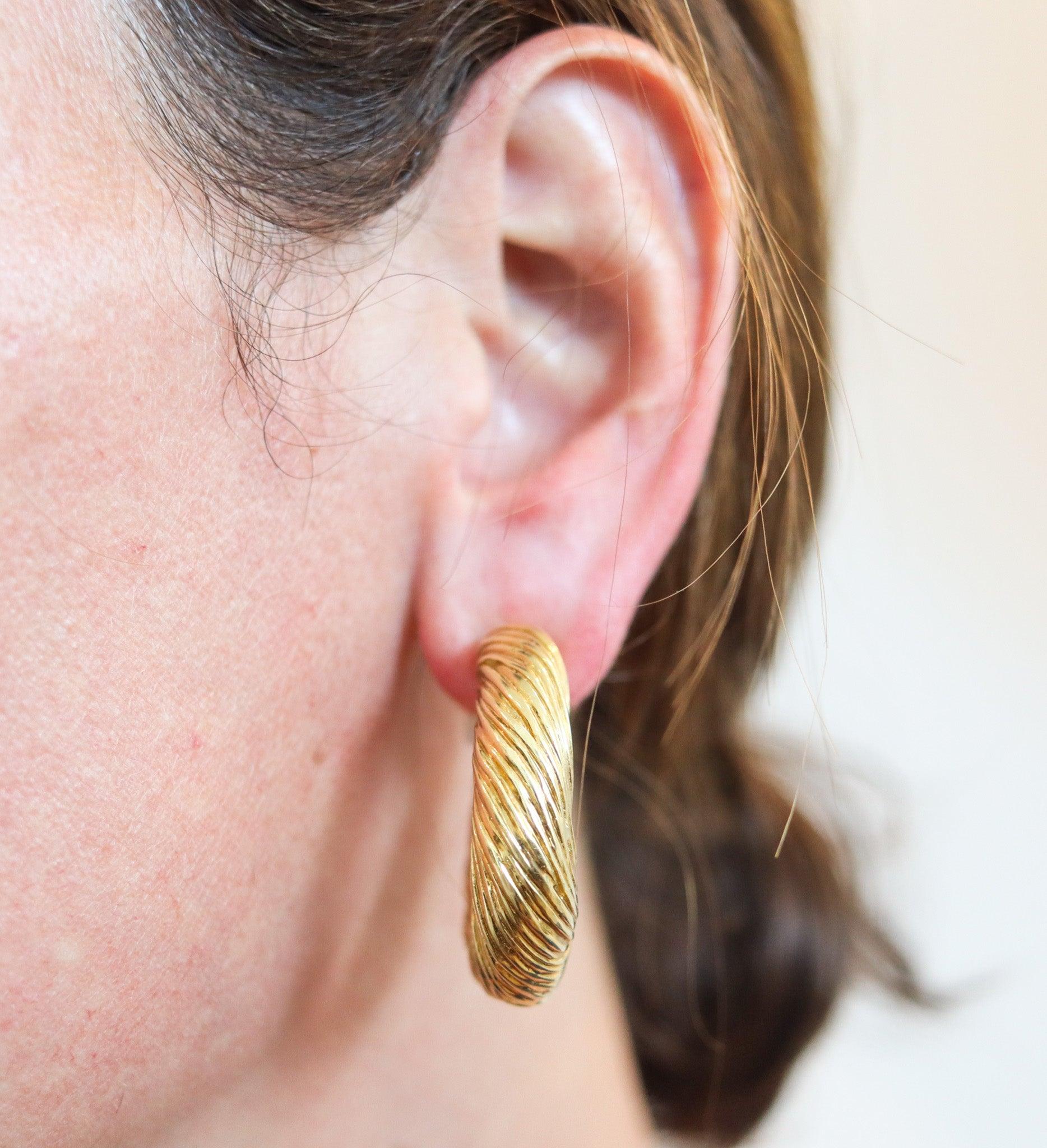 KUTCHINSKY 1972 London Extra Large Twisted Hoop Earrings In 18Kt Yellow Gold In Excellent Condition For Sale In Miami, FL