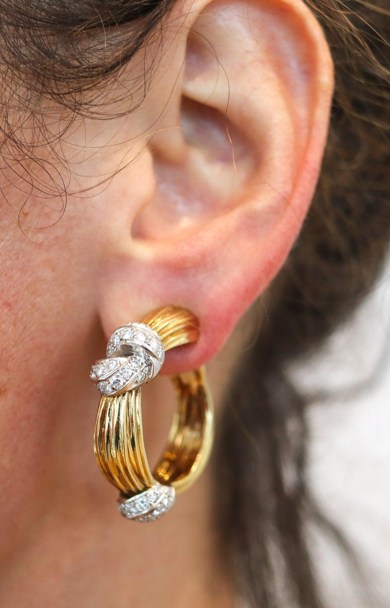 Par de pendientes de aro diseñados por Kutchinsky.

Se trata de un fantástico par de pendientes de aro, creados en Londres, Inglaterra, por la casa de joyería Kutchinsky, allá por 1974. La pareja se confeccionó con gran artesanía en oro amarillo