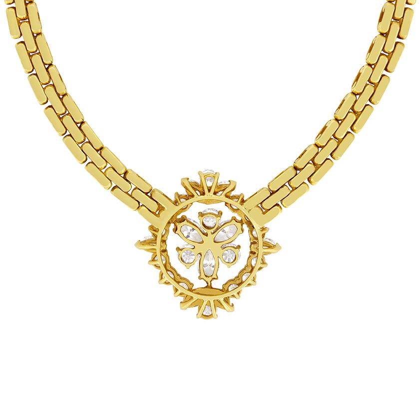 Ce superbe collier vintage a été réalisé par Kutchinsky. Il comprend un total de 5,72 carats de diamants de taille marquise et de taille ronde et brillante. En commençant par le centre, nous avons trois diamants marquise de 0,50 carat et trois