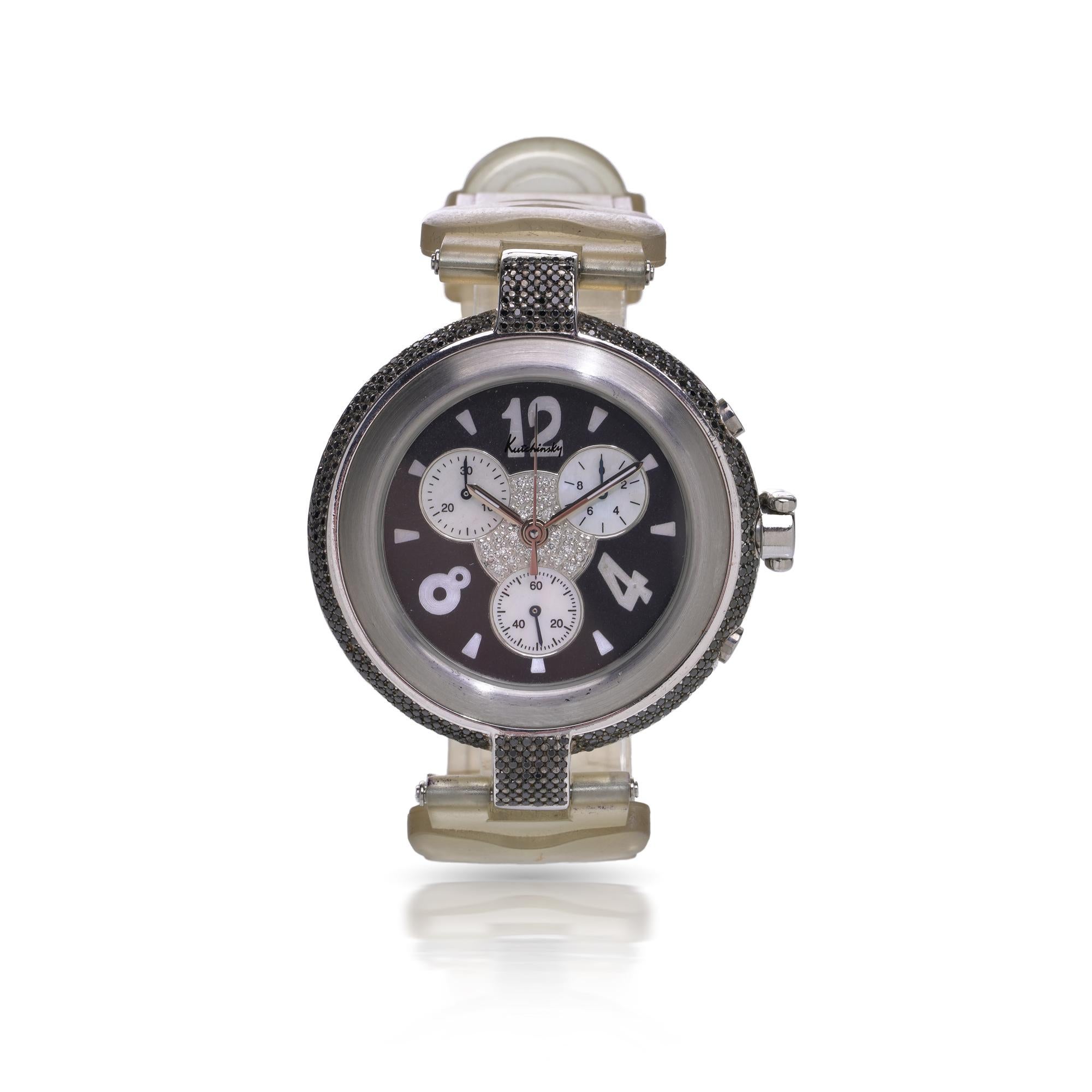 Montre chronographe Kutchinsky à diamants noirs
Vers le début des années 2000

Une audacieuse montre-bracelet chronographe Kutchinsky dotée d'un grand boîtier rond en acier inoxydable et d'un cadran noir avec des sous-cadrans blancs contrastés. La