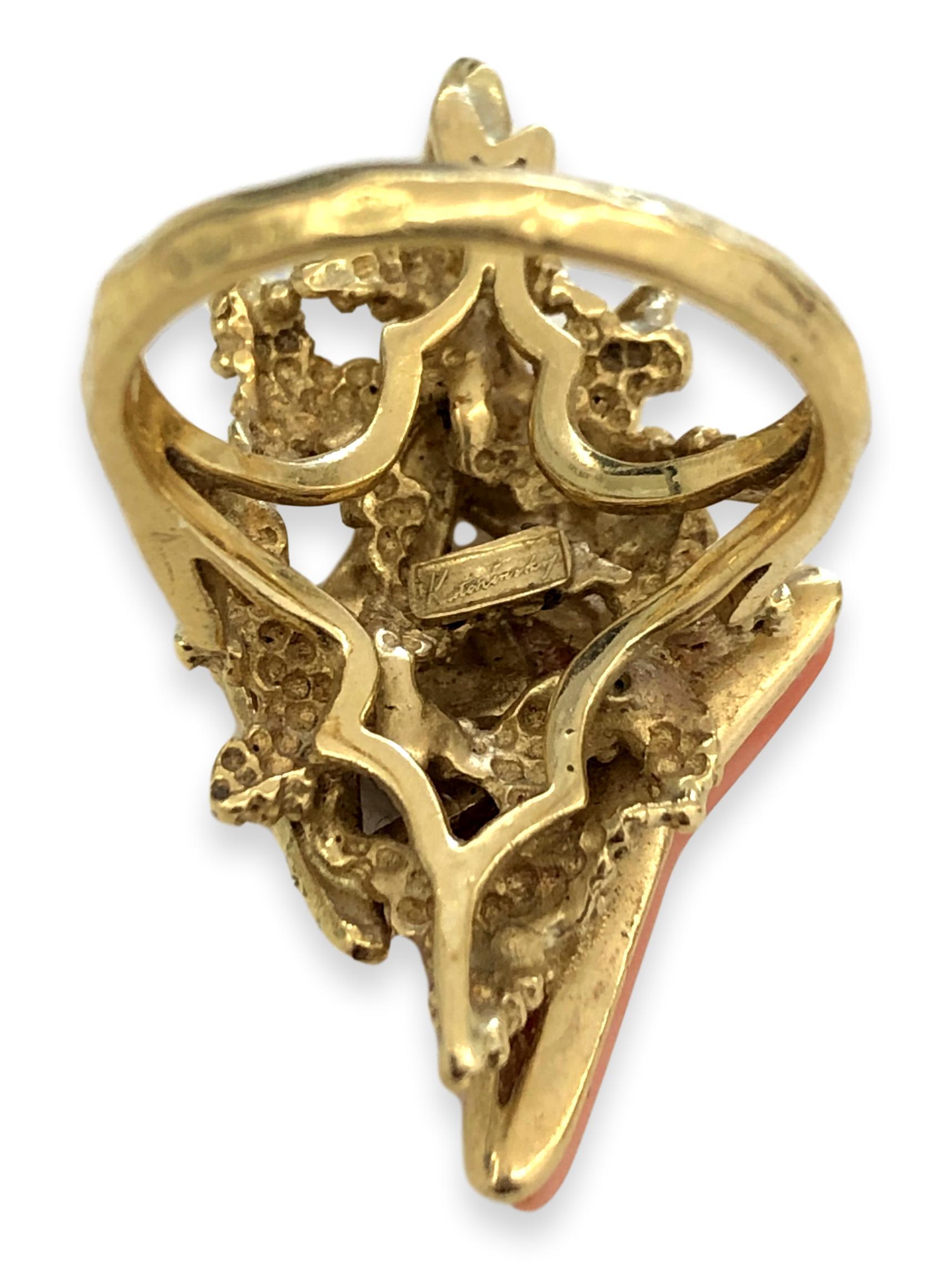 Kutchinsky-Ring aus geschnitzter Koralle und Gold mit Seesternen 1972 (Cabochon) im Angebot