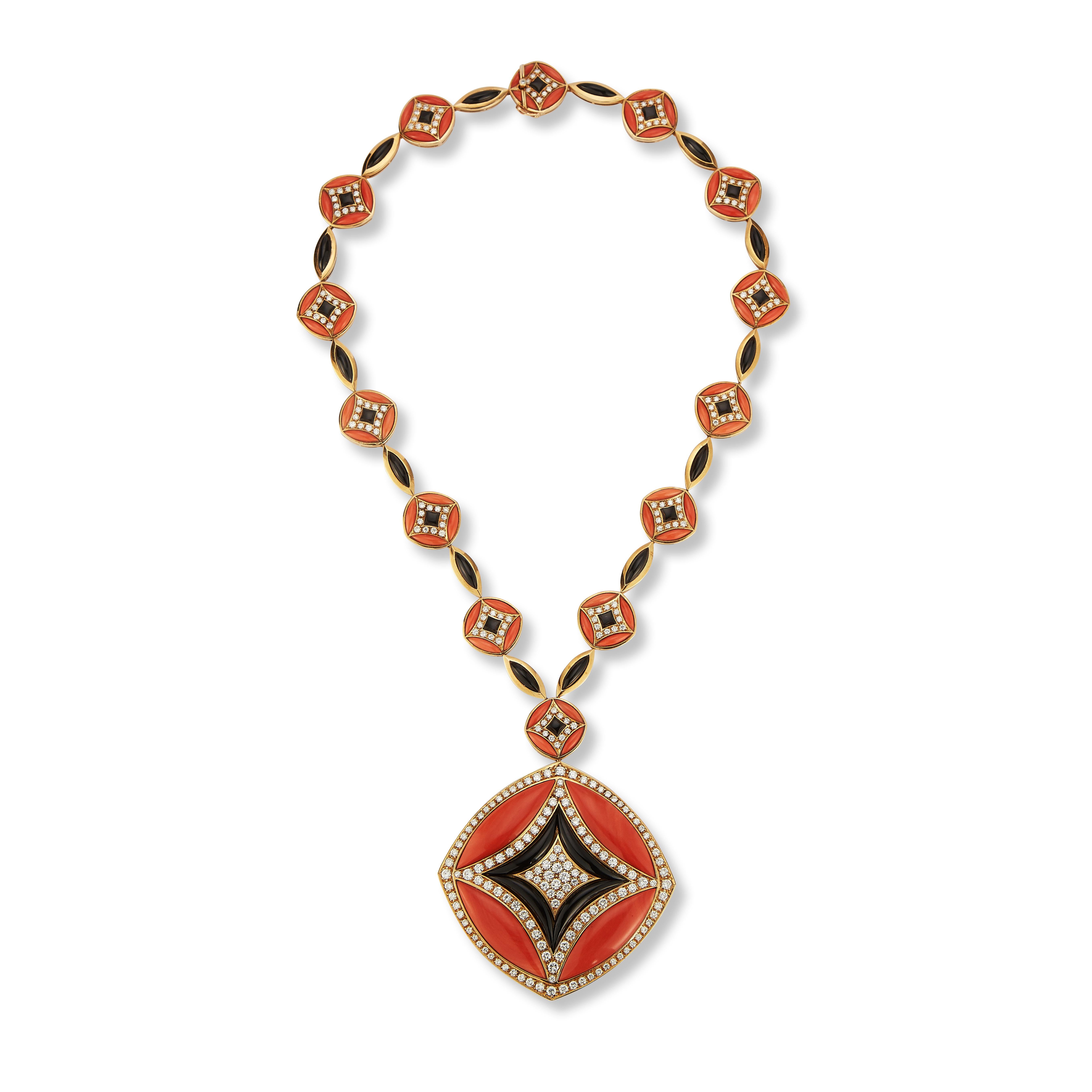 Collana Kutchinsky in corallo, diamanti e onice

251 diamanti taglio rotondo di circa 12,00 carati incastonati con corallo e onice intagliati  in oro giallo 18 carati.

Misure:  20