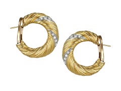 Orecchini a cerchio con diamanti Kutchinsky, inglese, circa 1970.