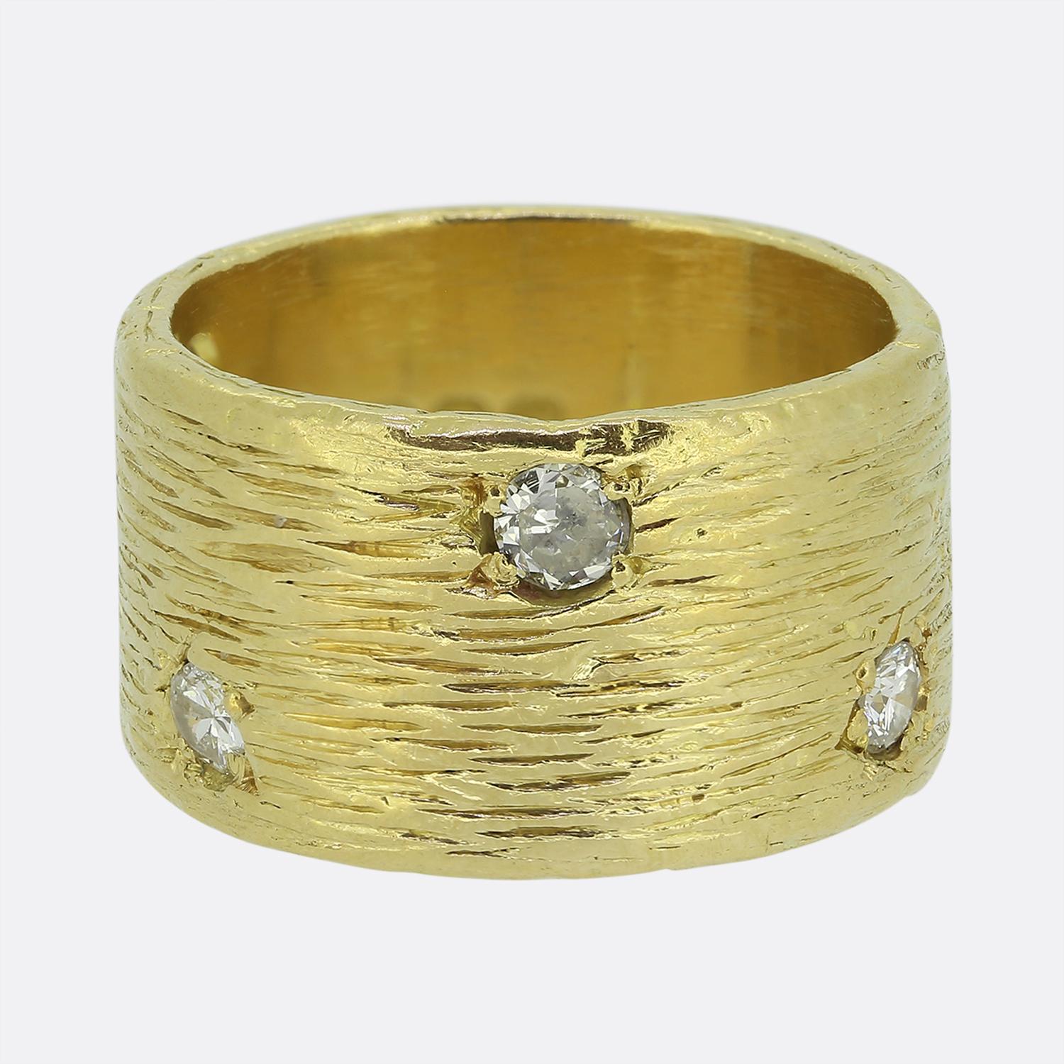 Si tratta di un anello vintage in oro giallo 18ct del designer di gioielli di lusso Kutchinsky. L'anello ha uno stile a fascia strutturato ed è incastonato con sei diamanti rotondi taglio brillante. Ha un peso di ben 13,2 grammi ed è interamente