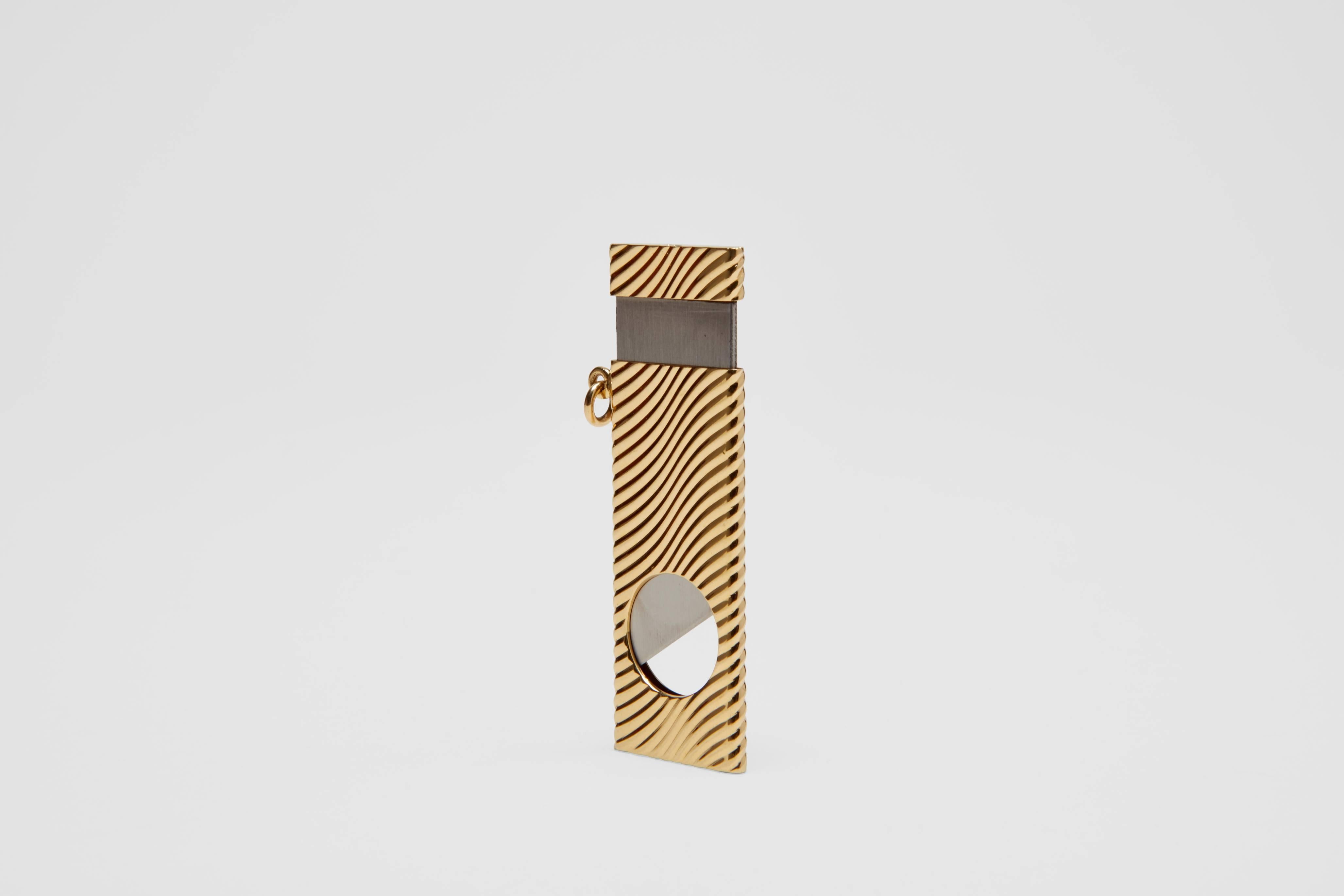 A solid 18-carat gold cigar cutter with stainless steel blade. This exceptional pocket, or travel, cigar cutter is certainly one the finest examples of a cigar cutter to have been made. This very eye catching wavy, ribbed design was produced by the