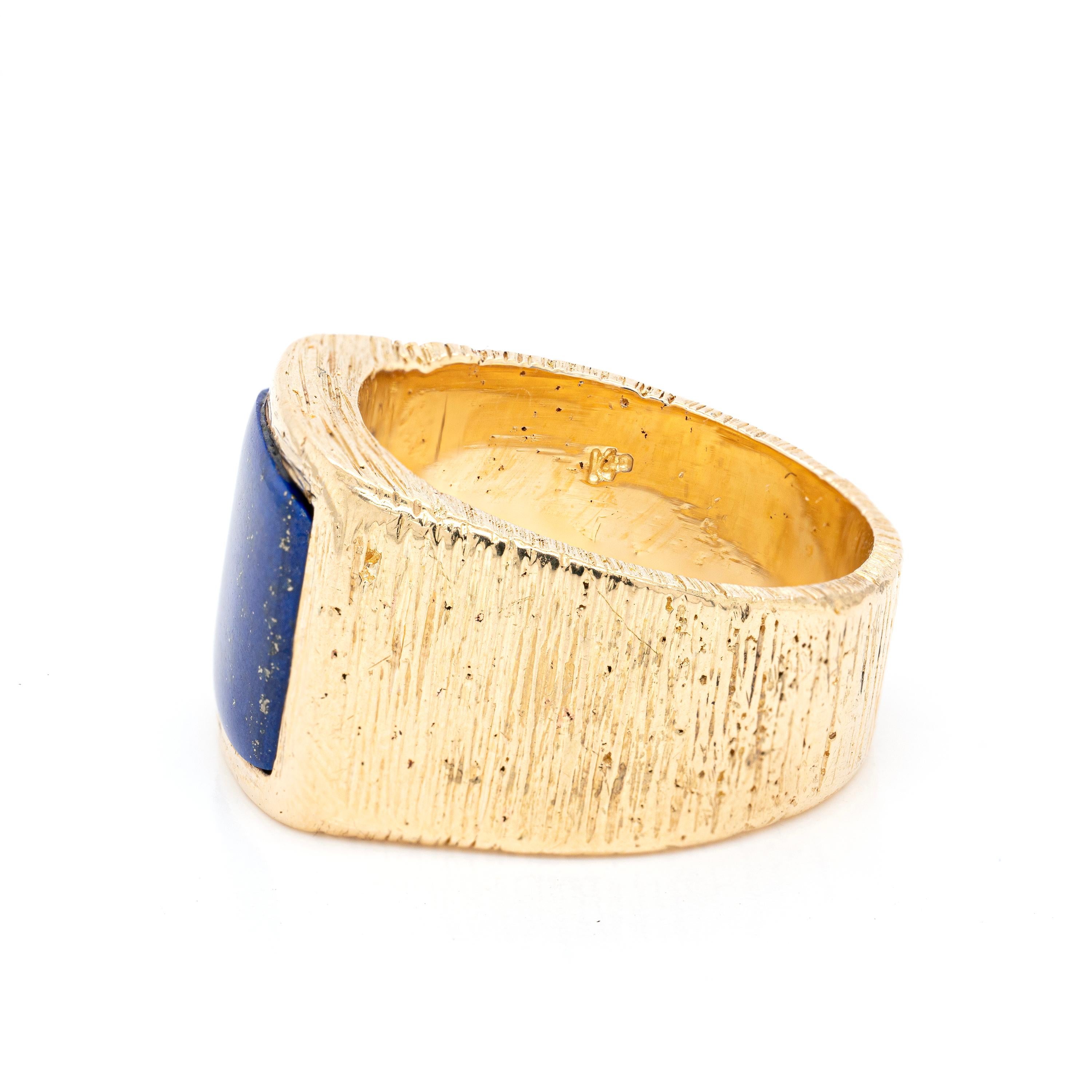 This one of a kind signet ring by the iconic British house of Kutchinsky features a chunky design meticulously crafted from 18 carat yellow gold with a textured finish top. The bold square mount is beautifully set with a 11.7 x 9.9mm lapis lazuli,
