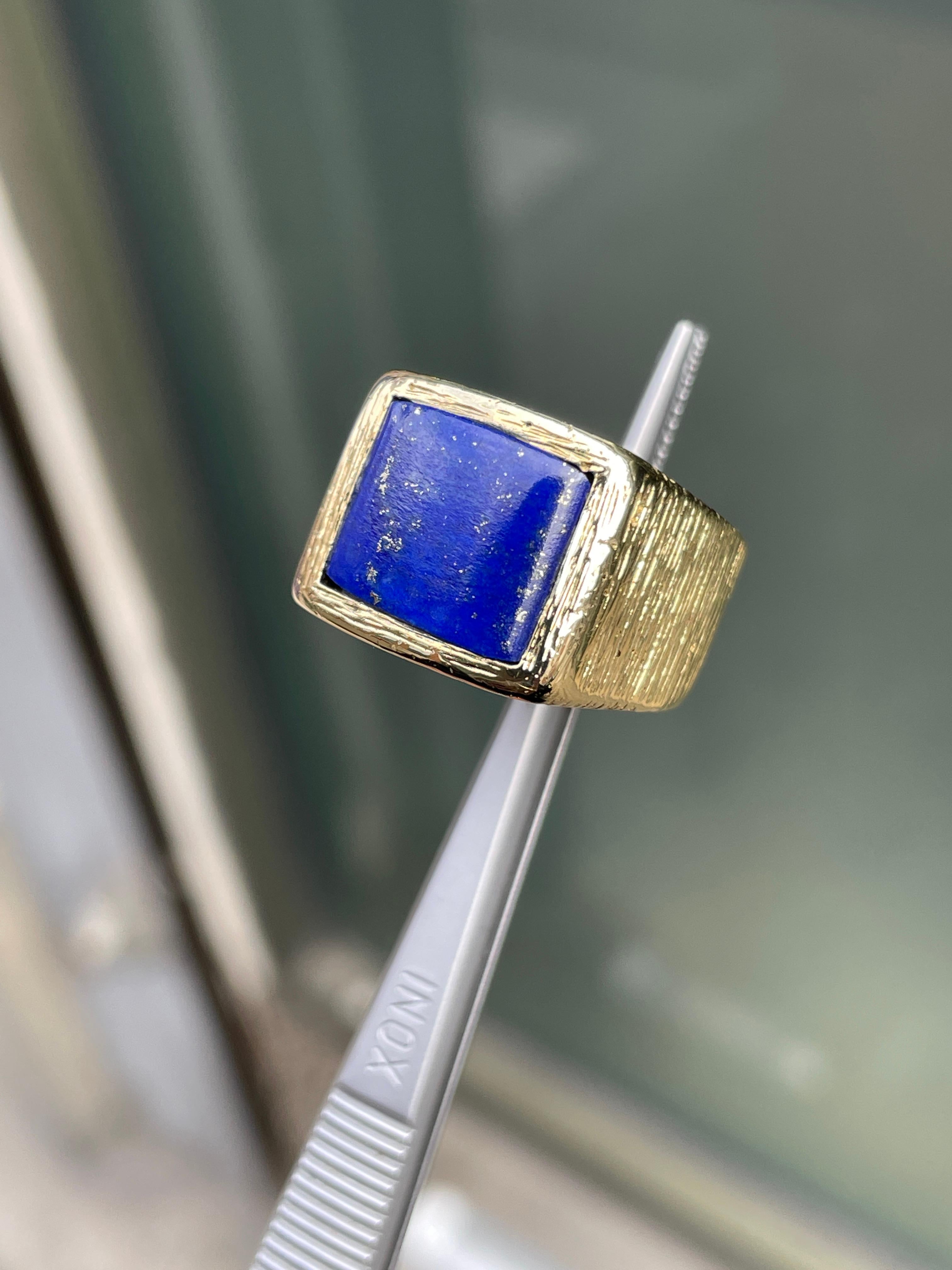 Kutchinsky Lapis Lazuli 18 Carat Yellow Gold Textured Signet Ring, 1976 In Good Condition For Sale In London, GB