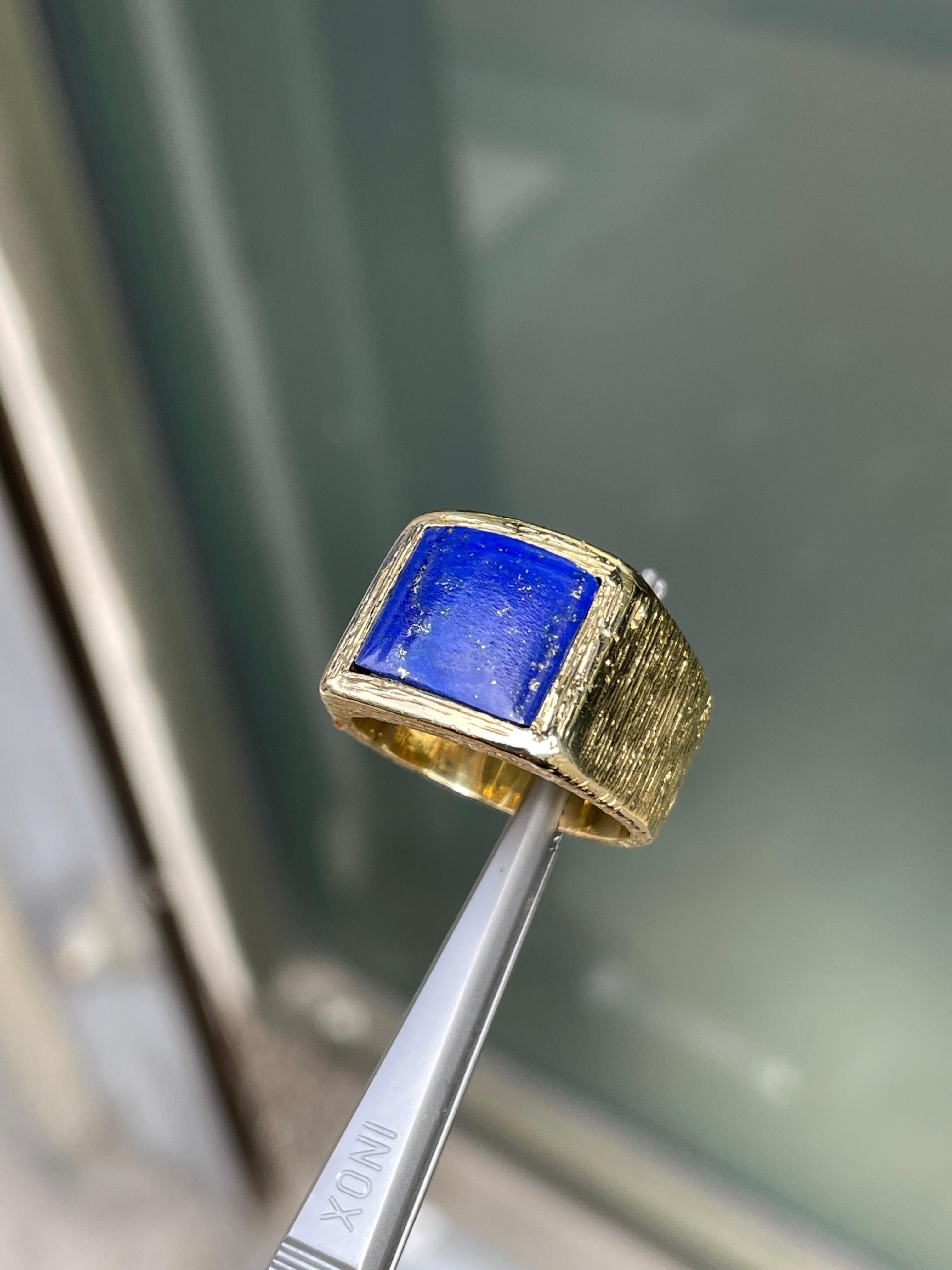 Kutchinsky Lapis Lazuli 18 Carat Yellow Gold Textured Signet Ring, 1976 For Sale 1