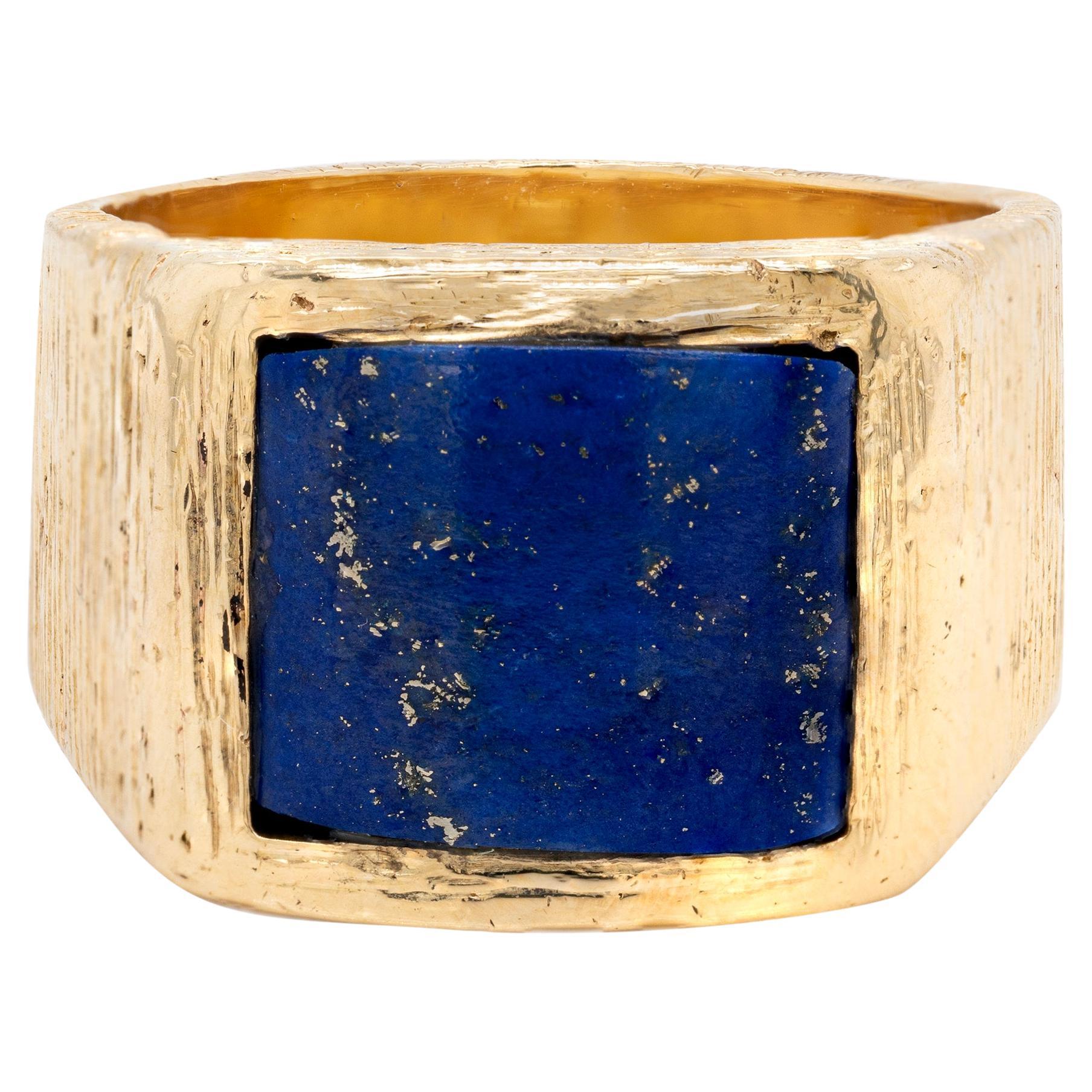 Kutchinsky Lapis Lazuli 18 Carat Yellow Gold Textured Signet Ring, 1976 For Sale