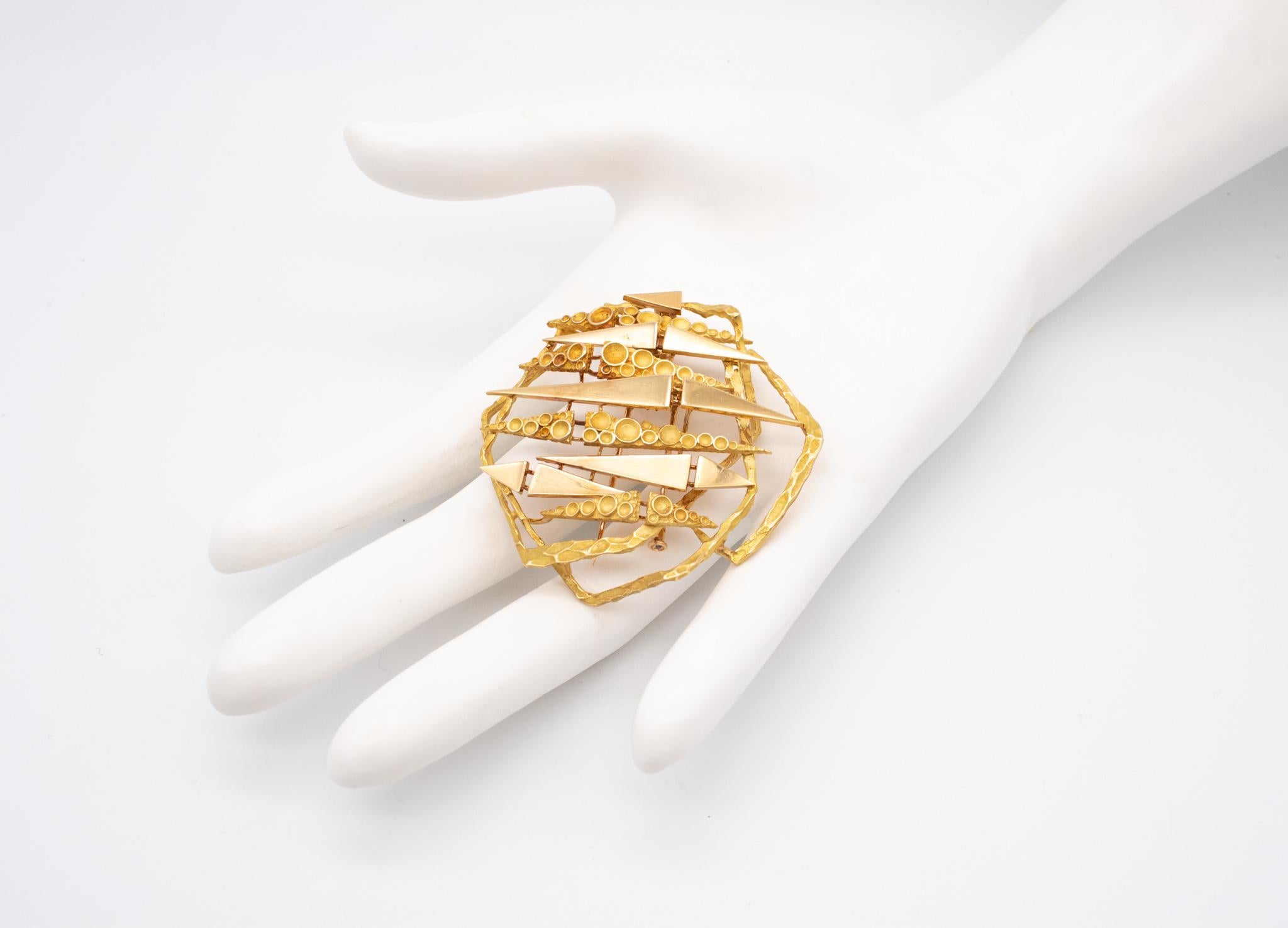 Modernist pendant-brooch designed by Kutchinsky.

Beautiful geometric pendant-brooch created in London, United Kingdom by the famous house of Kutchinsky, circa 1960's. It was crafted in solid yellow gold of 18 karats, with polished and textured