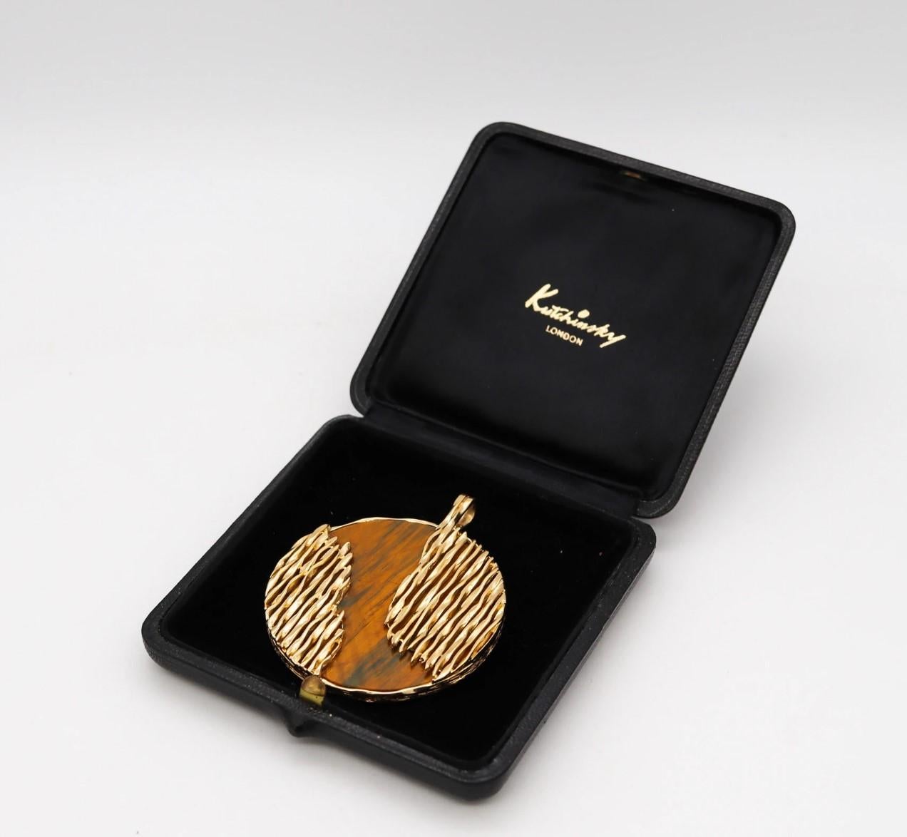 Modernist pendant-brooch designed by Kutchinsky.

Beautiful geometric retro pendant, created in London, United Kingdom by the famous jewelry house of Kutchinsky, back in the 1972. This handsome piece was crafted in solid yellow gold of 18 karats,